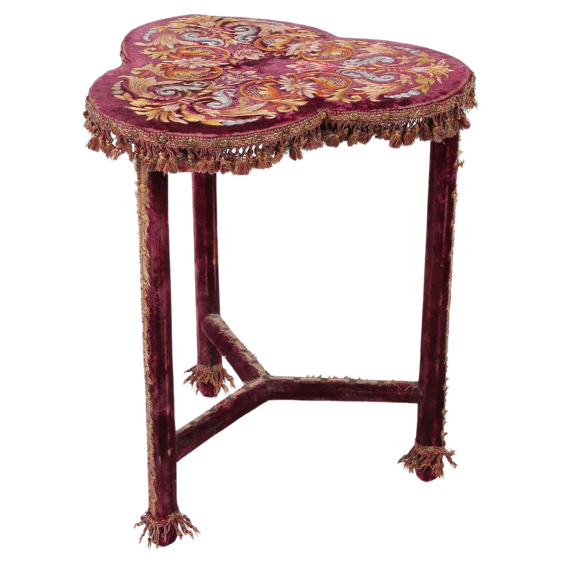 Table d'appoint brodée Napoléon III du XIXe siècle en vente