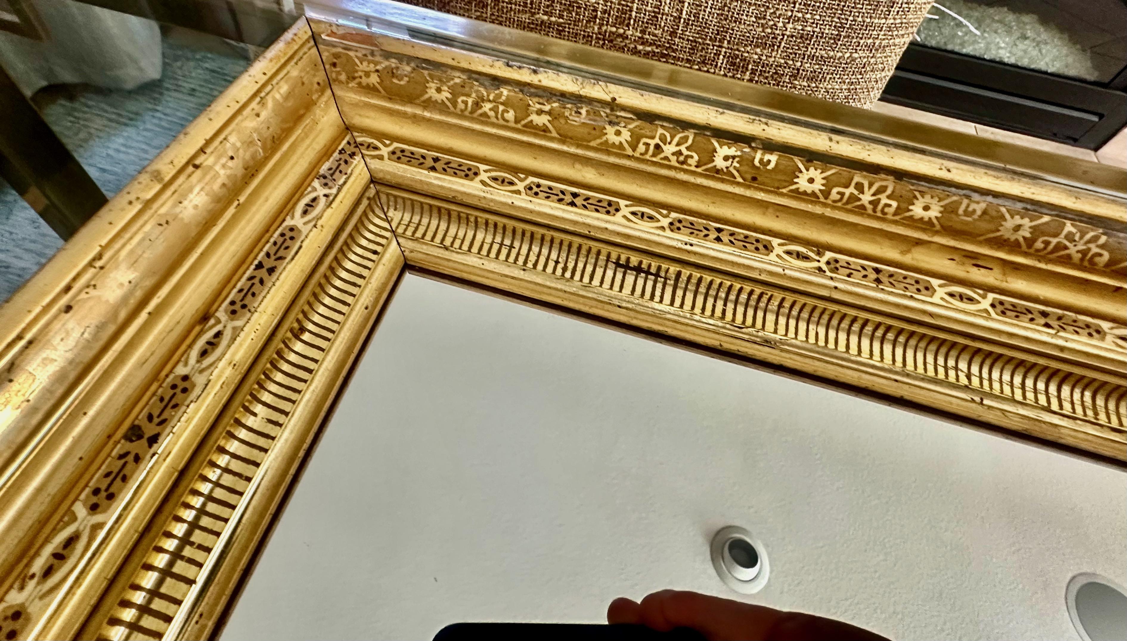 Espejo de pared francés de madera dorada Napoleón III del siglo XIX en venta 5