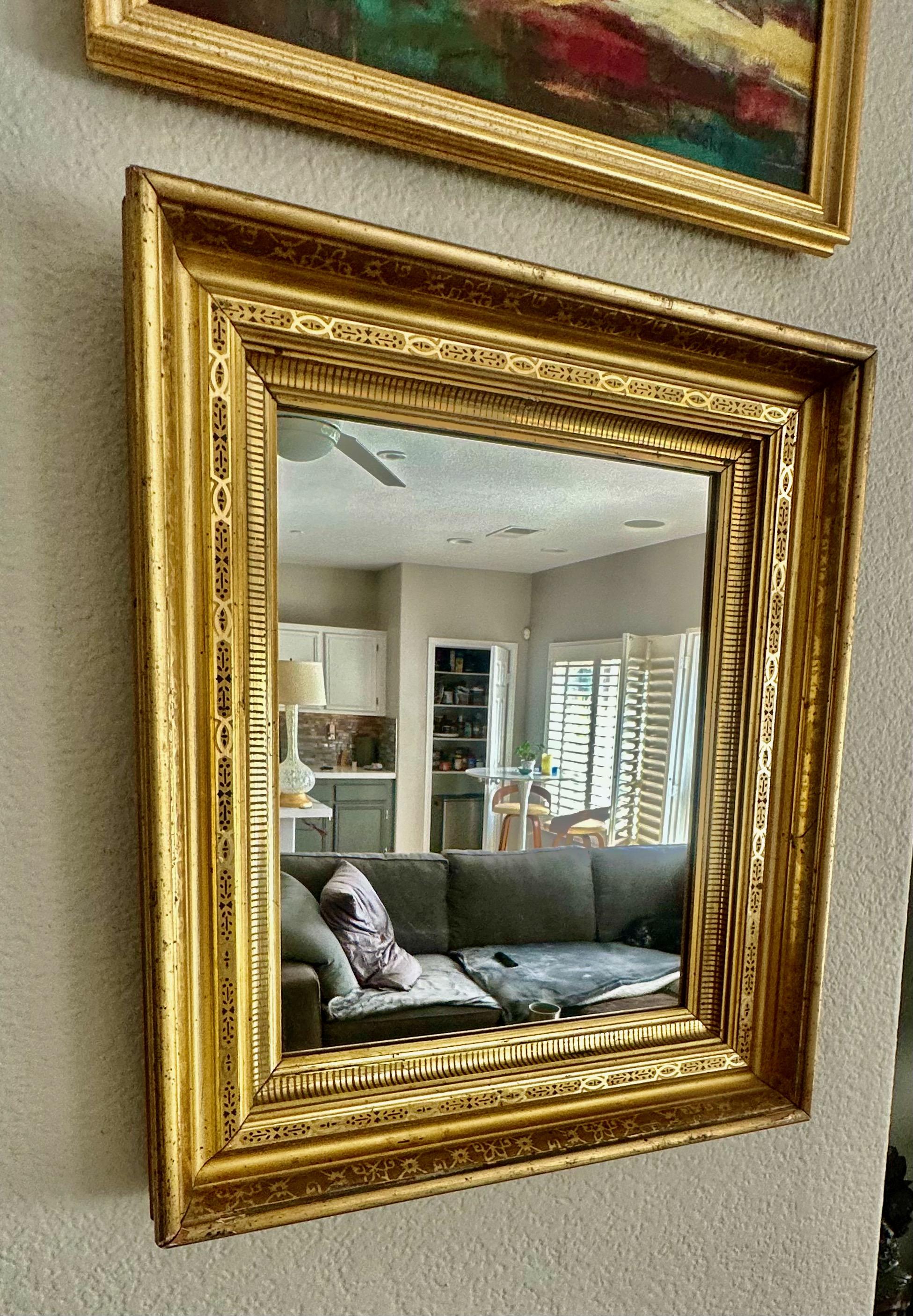 Espejo de pared francés de madera dorada Napoleón III del siglo XIX Francés en venta