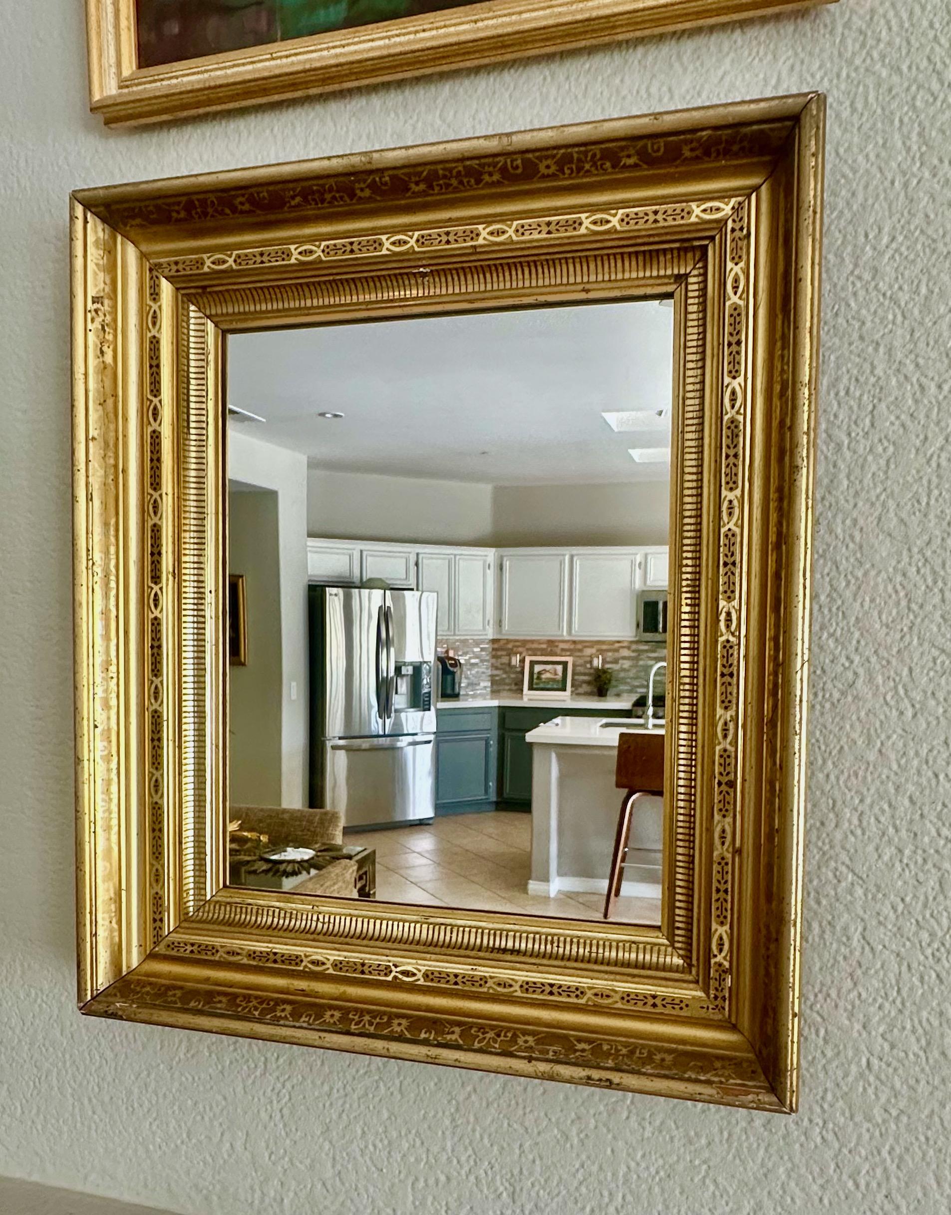 Espejo de pared francés de madera dorada Napoleón III del siglo XIX en venta 1