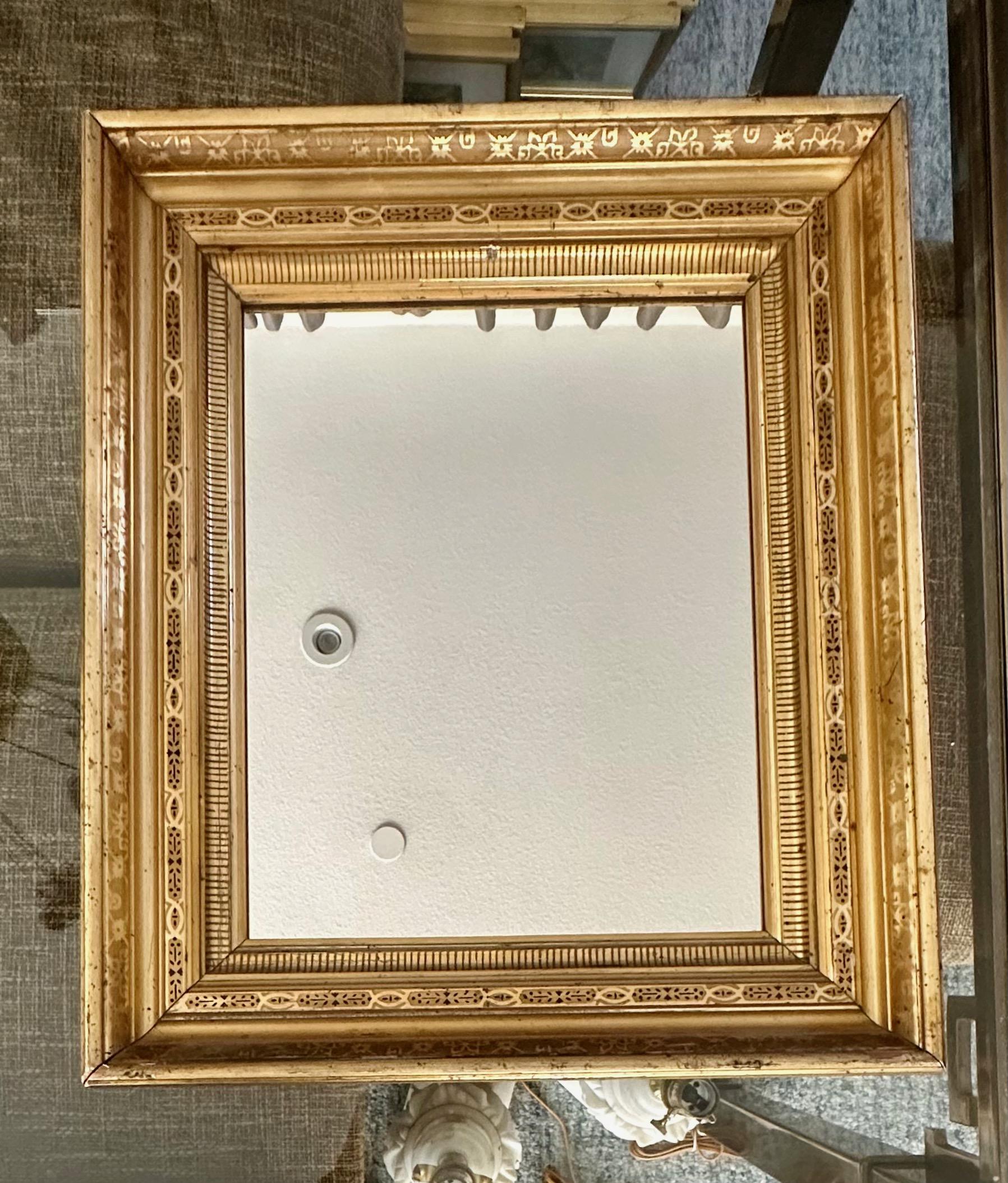 Espejo de pared francés de madera dorada Napoleón III del siglo XIX en venta 2