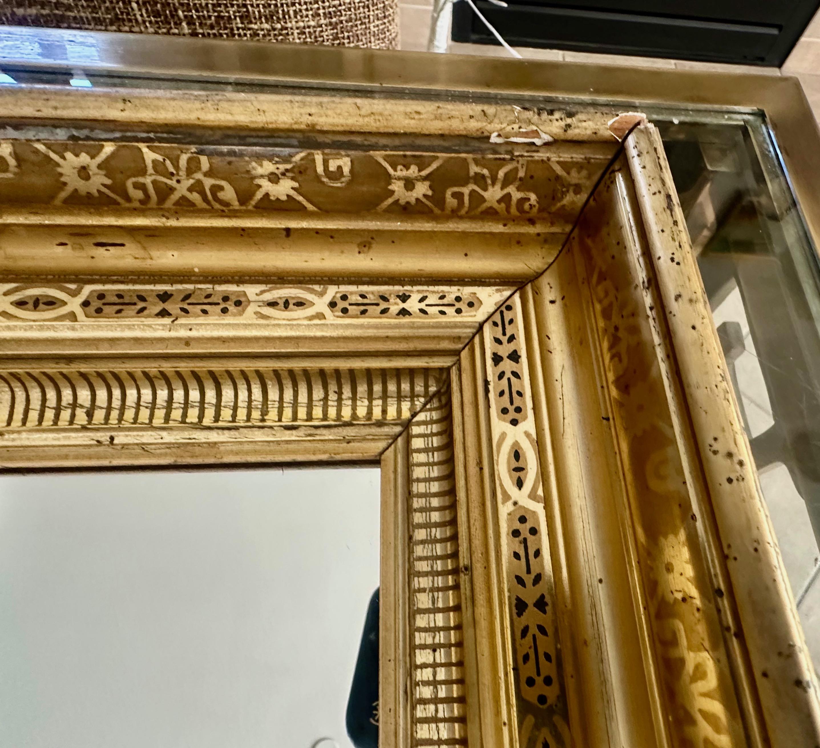 Espejo de pared francés de madera dorada Napoleón III del siglo XIX en venta 4