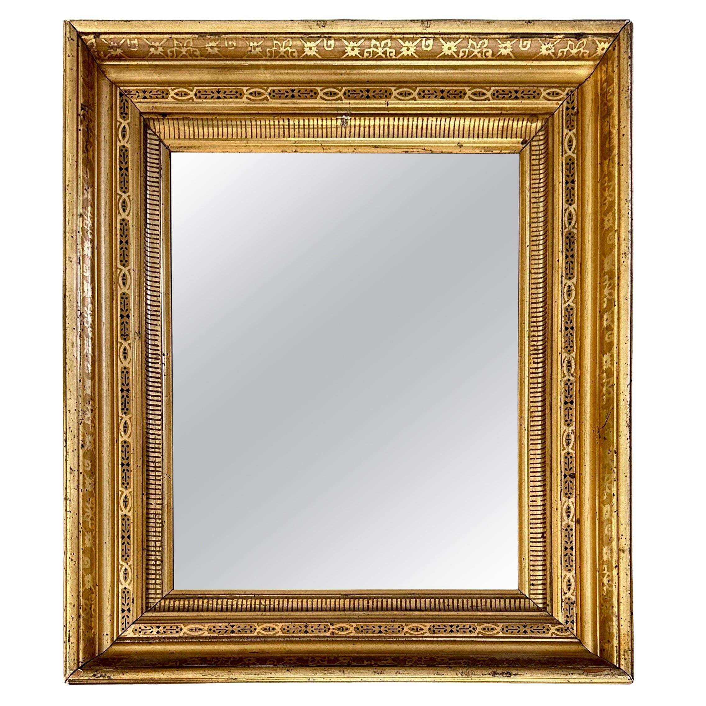 Espejo de pared francés de madera dorada Napoleón III del siglo XIX en venta