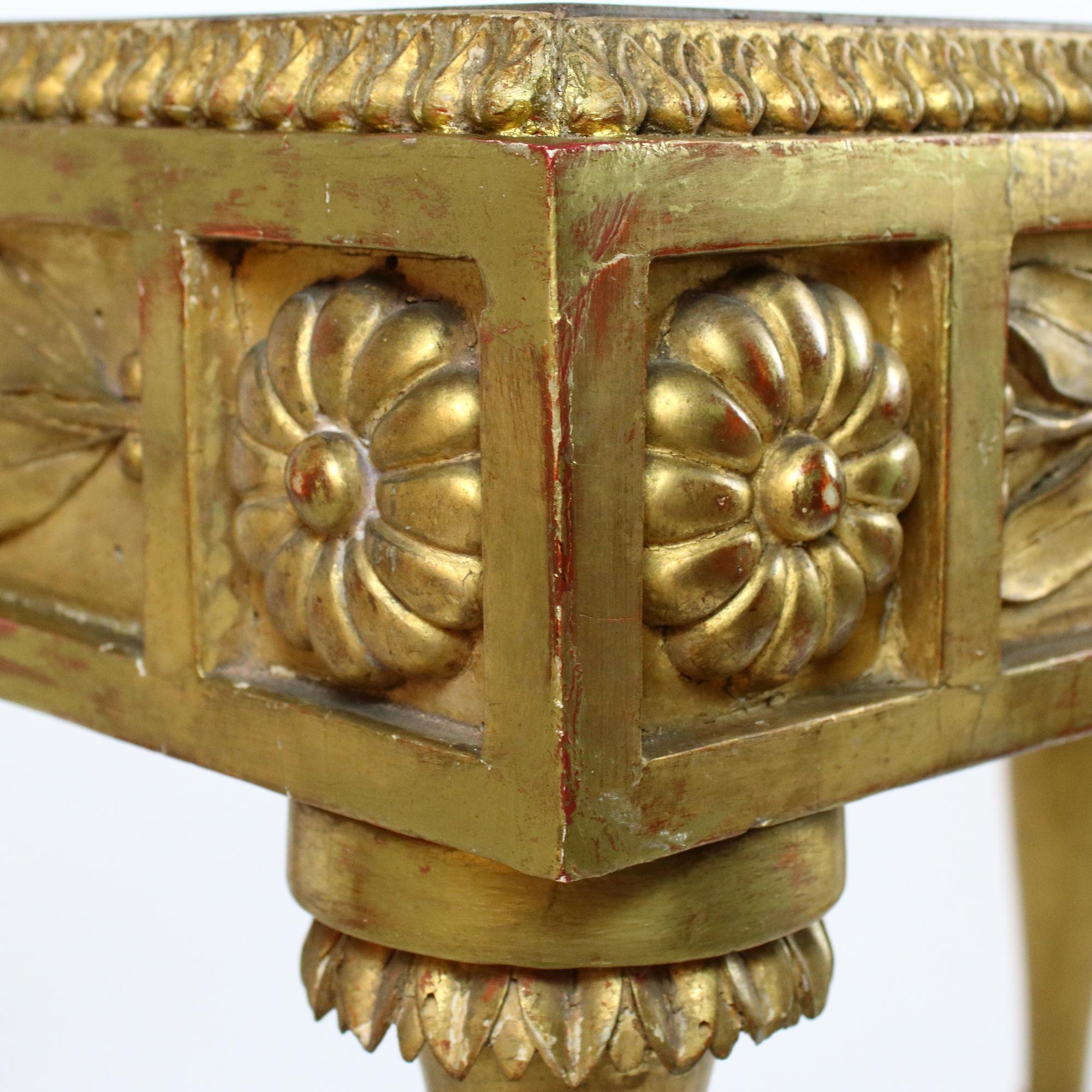Table centrale en bois doré du XIXe siècle de style Napoléon III / Louis XVI en vente 4