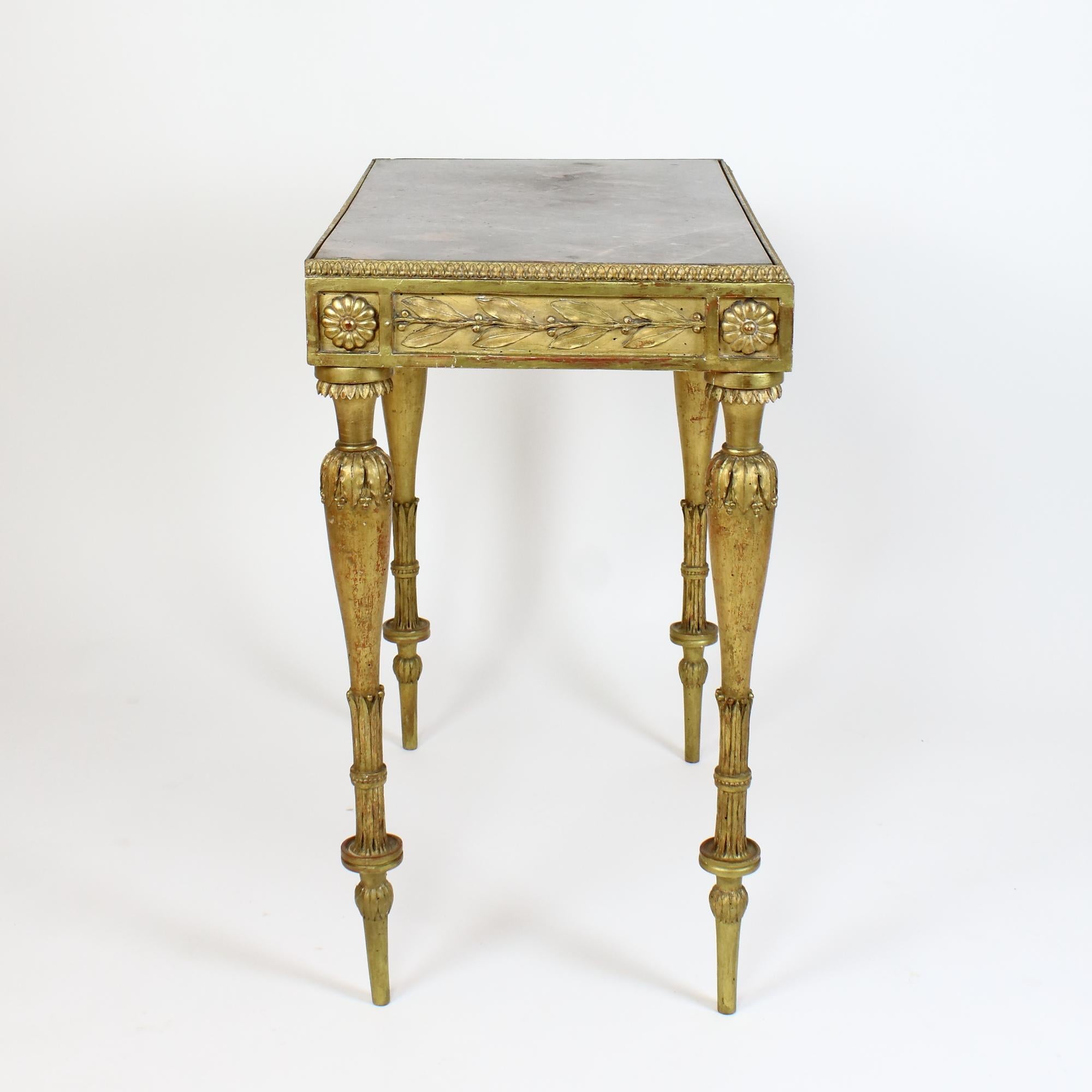 Doré Table centrale en bois doré du XIXe siècle de style Napoléon III / Louis XVI en vente