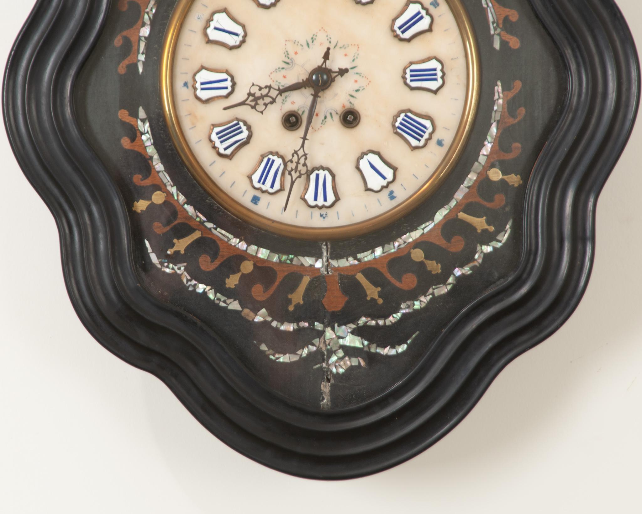 Français Horloge murale en nacre Napoléon III du 19ème siècle en vente