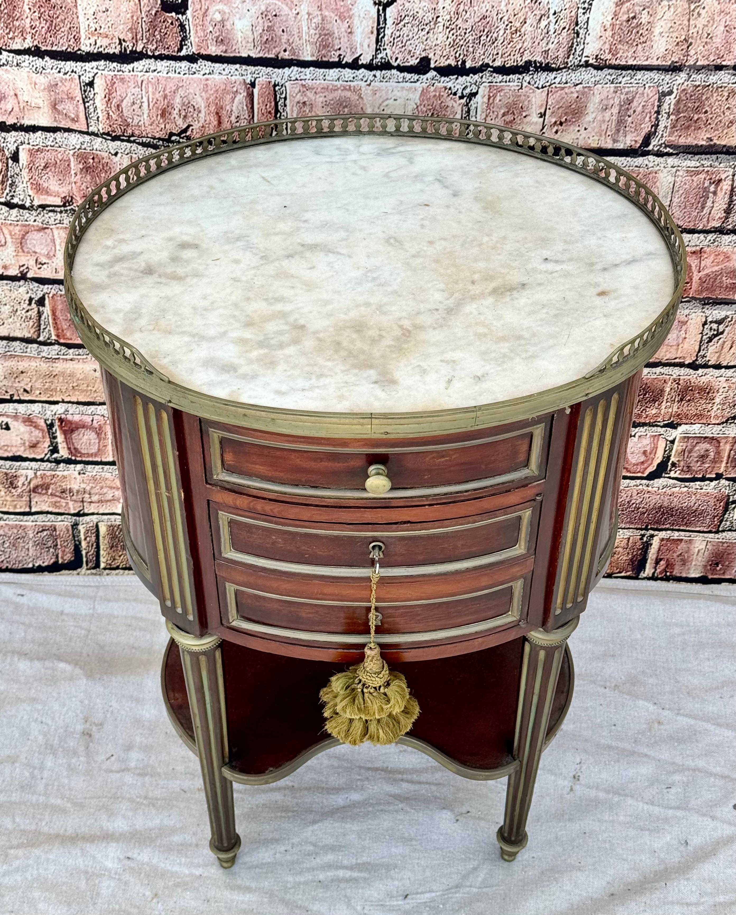French 19th Century Napoleon III Oval Marble Top Side Table In Good Condition For Sale In Bradenton, FL