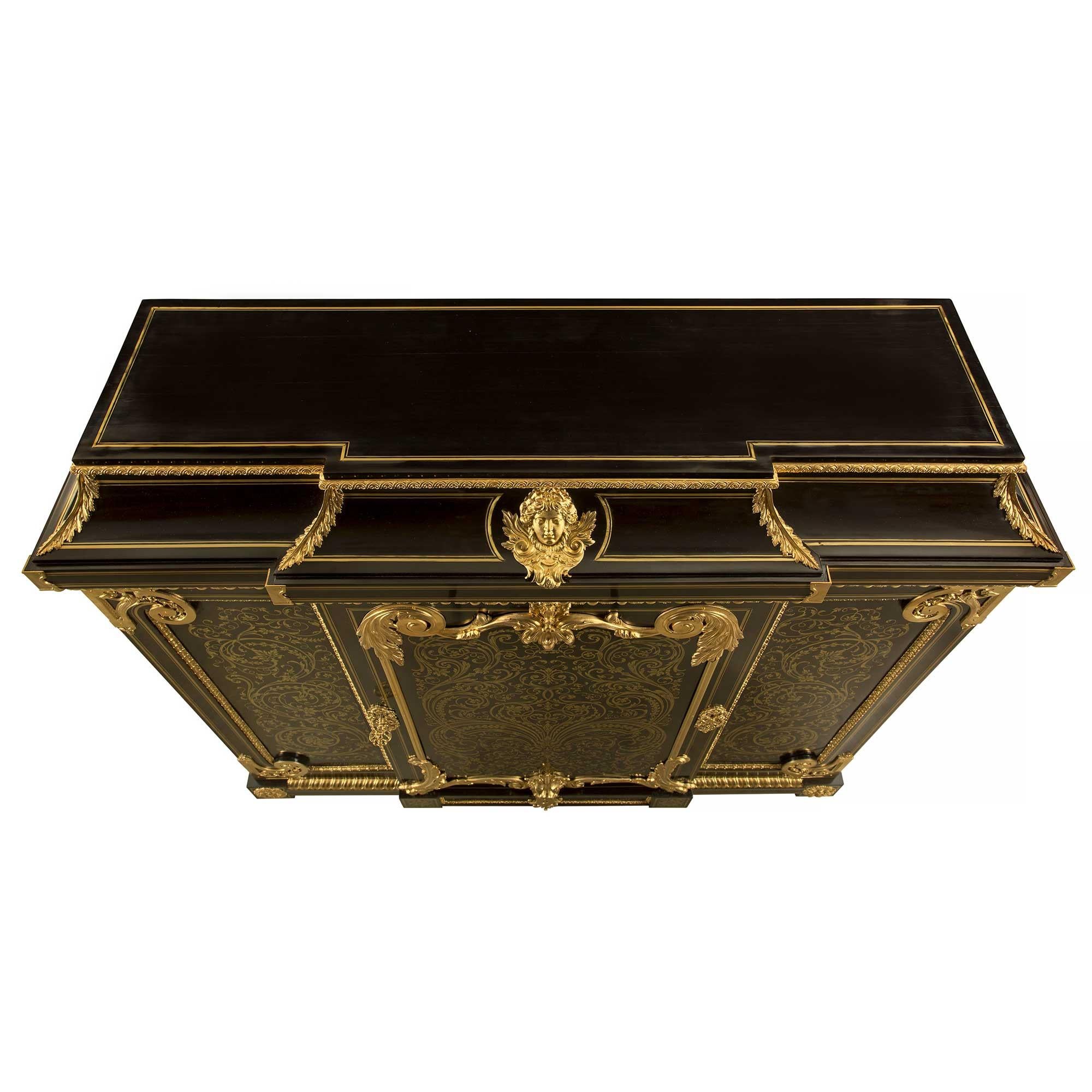 Un sensationnel cabinet à hauteur d'appui en ébène, laiton et bronze doré d'époque Napoléon III, attribué à Befort Jeune, d'une qualité exceptionnelle. Le meuble Boulle est surélevé par six superbes pieds cannelés en spirale en bronze doré, sous de