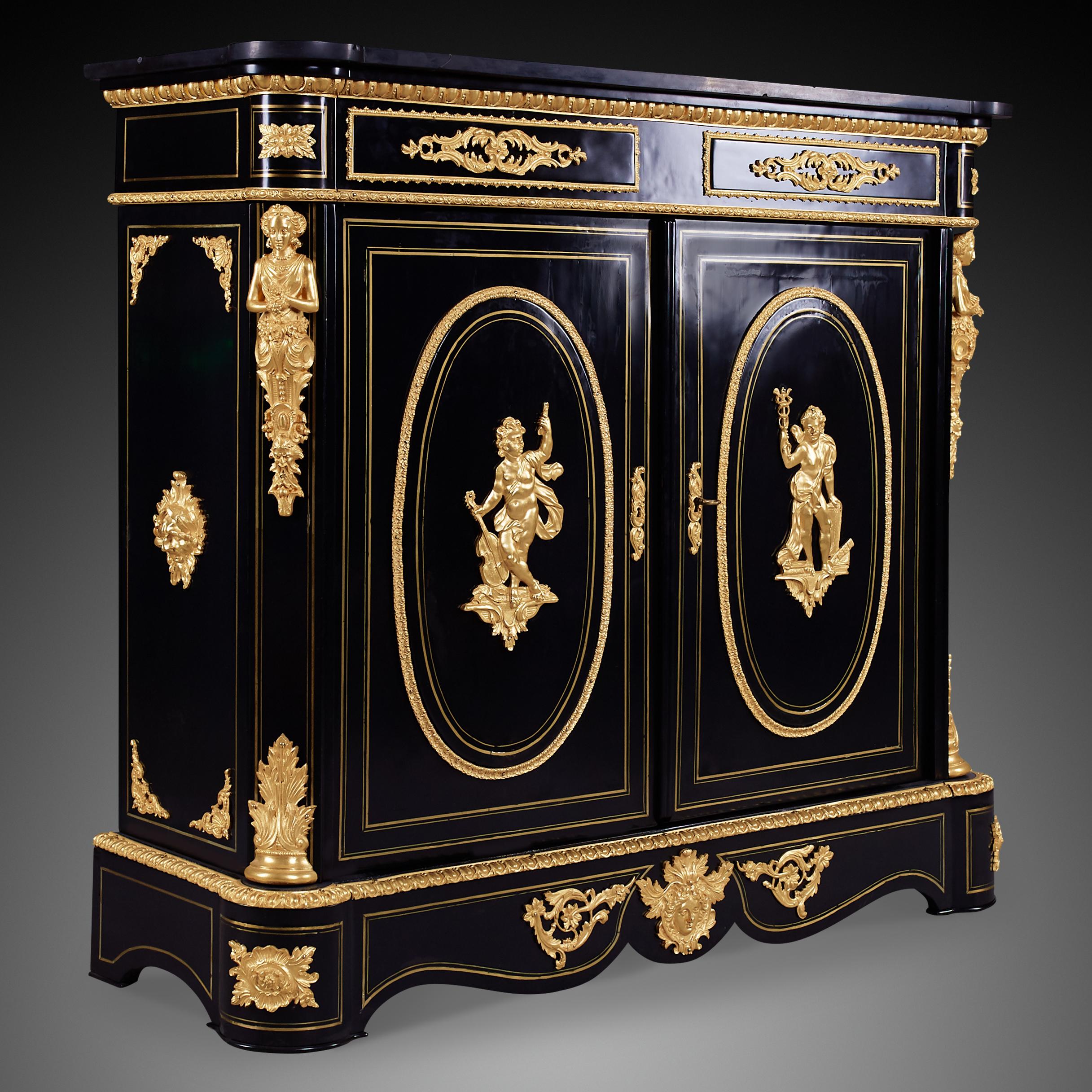 Magnifique armoire rectangulaire noire à 2 portes de style Napoléon III. Les petits et grands détails sont dorés, ce qui leur confère un aspect antique et luxueux. Des médaillons en laiton sont placés au centre de chaque porte et ornent également la