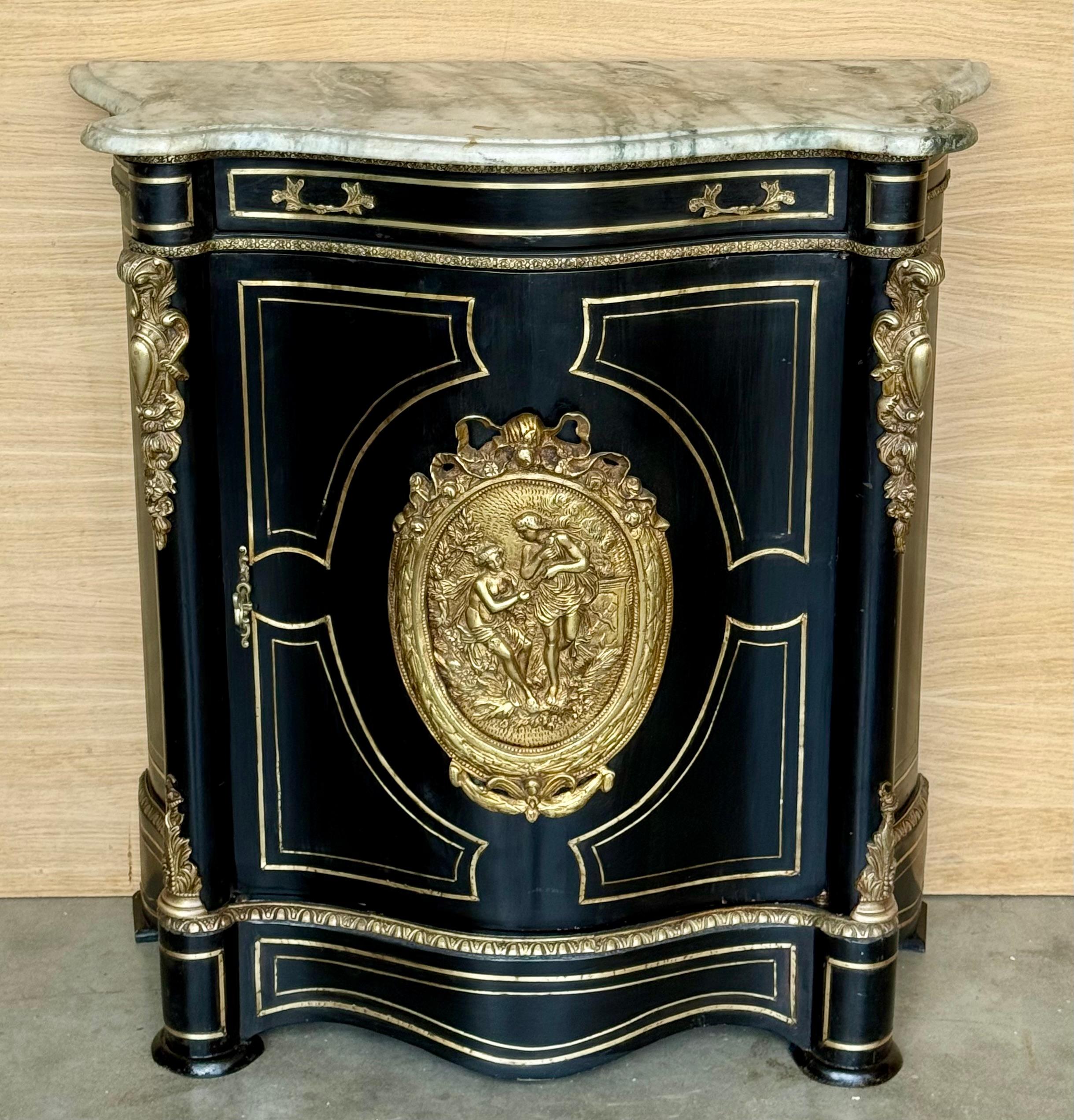 Questo mobile del XIX secolo è un bellissimo esempio dello stile Napoleone III, caratterizzato da eleganza e raffinatezza. È realizzato in legno laccato nero, probabilmente ebano, e adornato con ornamenti in bronzo dorato. Il mobile presenta linee