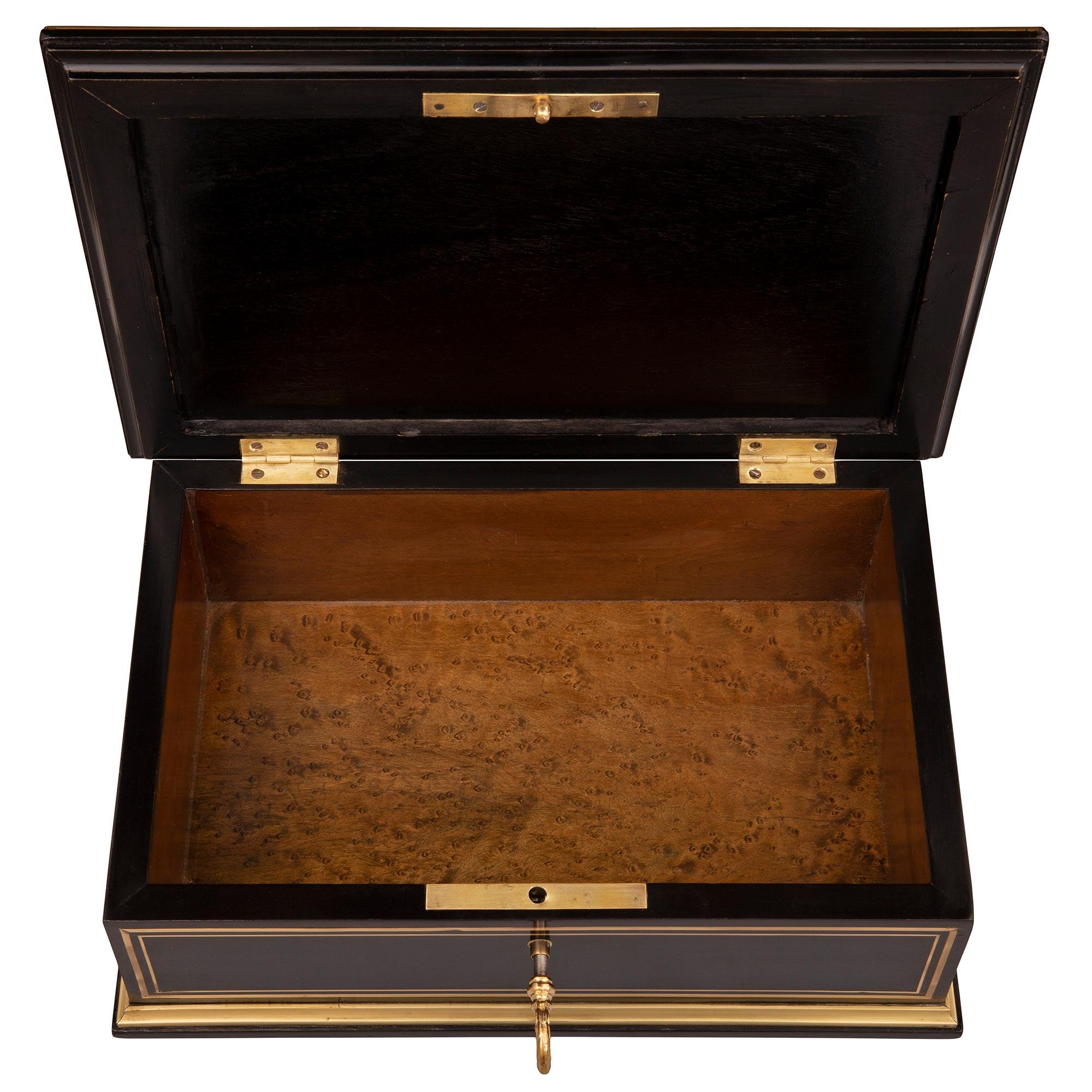 Francese Scatola francese del XIX secolo del periodo di Napoleone III, in ebano, ormù e ottone in vendita