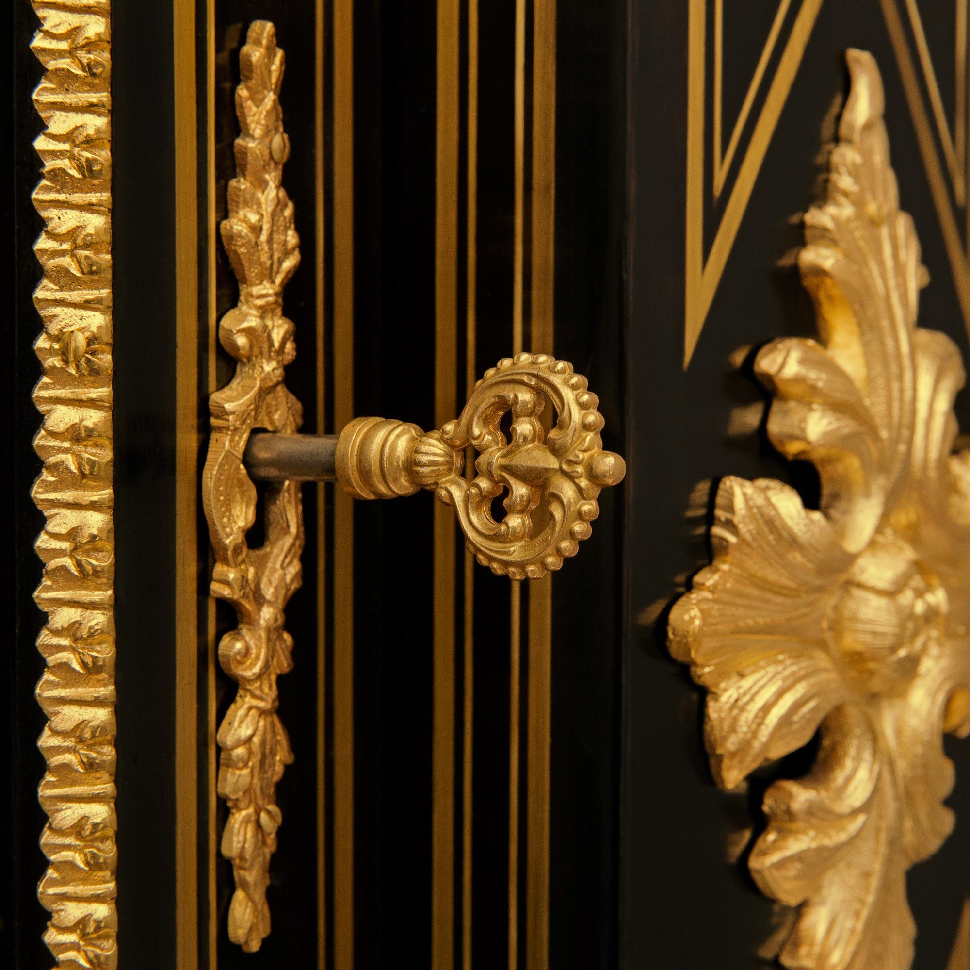 Vetrina francese del XIX secolo del periodo Napoleone III in ebano, ormolu e pietra dura in vendita 5