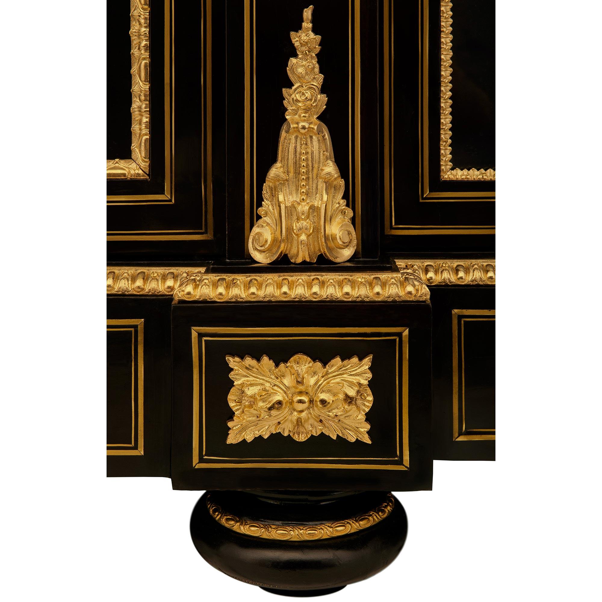 Vetrina francese del XIX secolo del periodo Napoleone III in ebano, ormolu e pietra dura in vendita 6