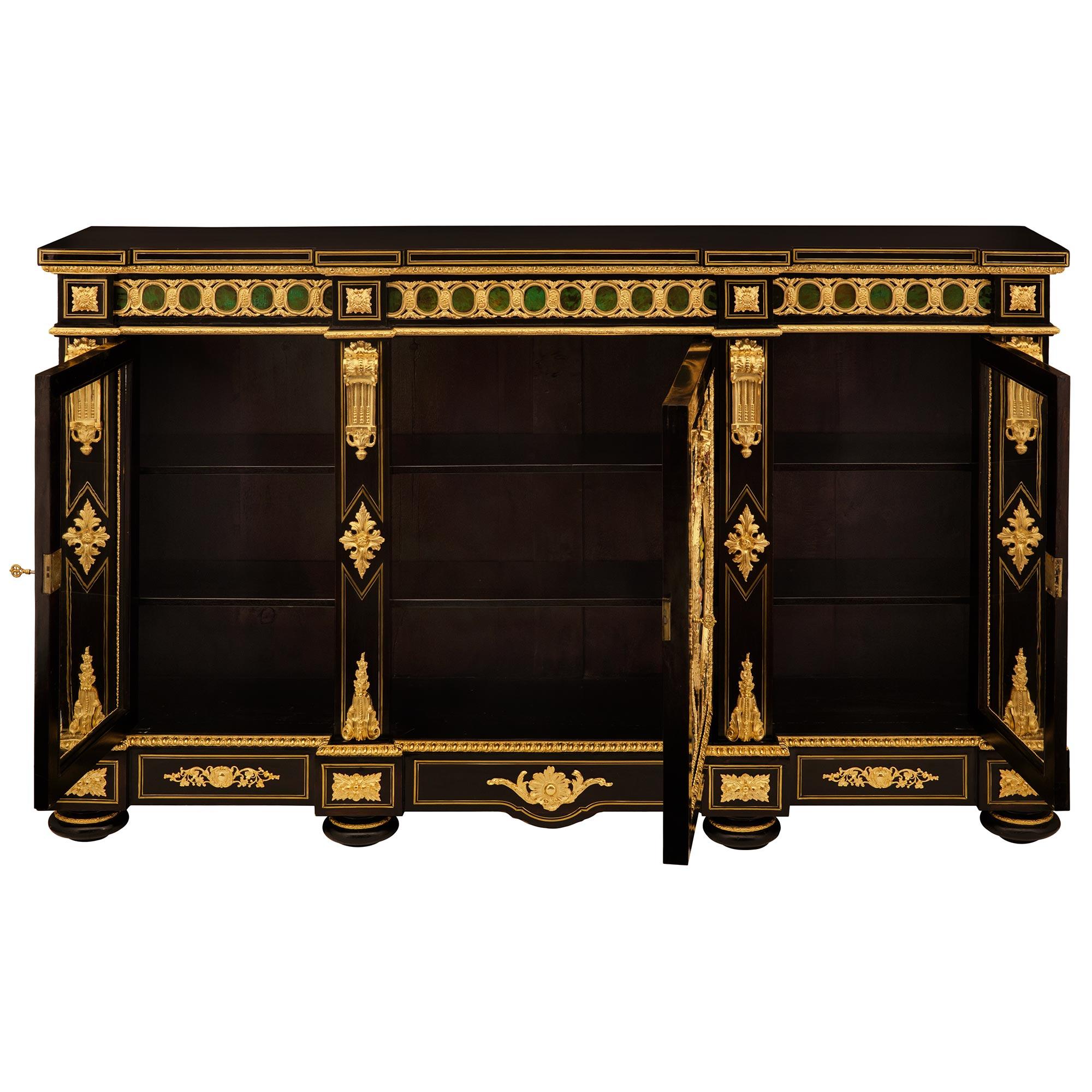 Francese Vetrina francese del XIX secolo del periodo Napoleone III in ebano, ormolu e pietra dura in vendita
