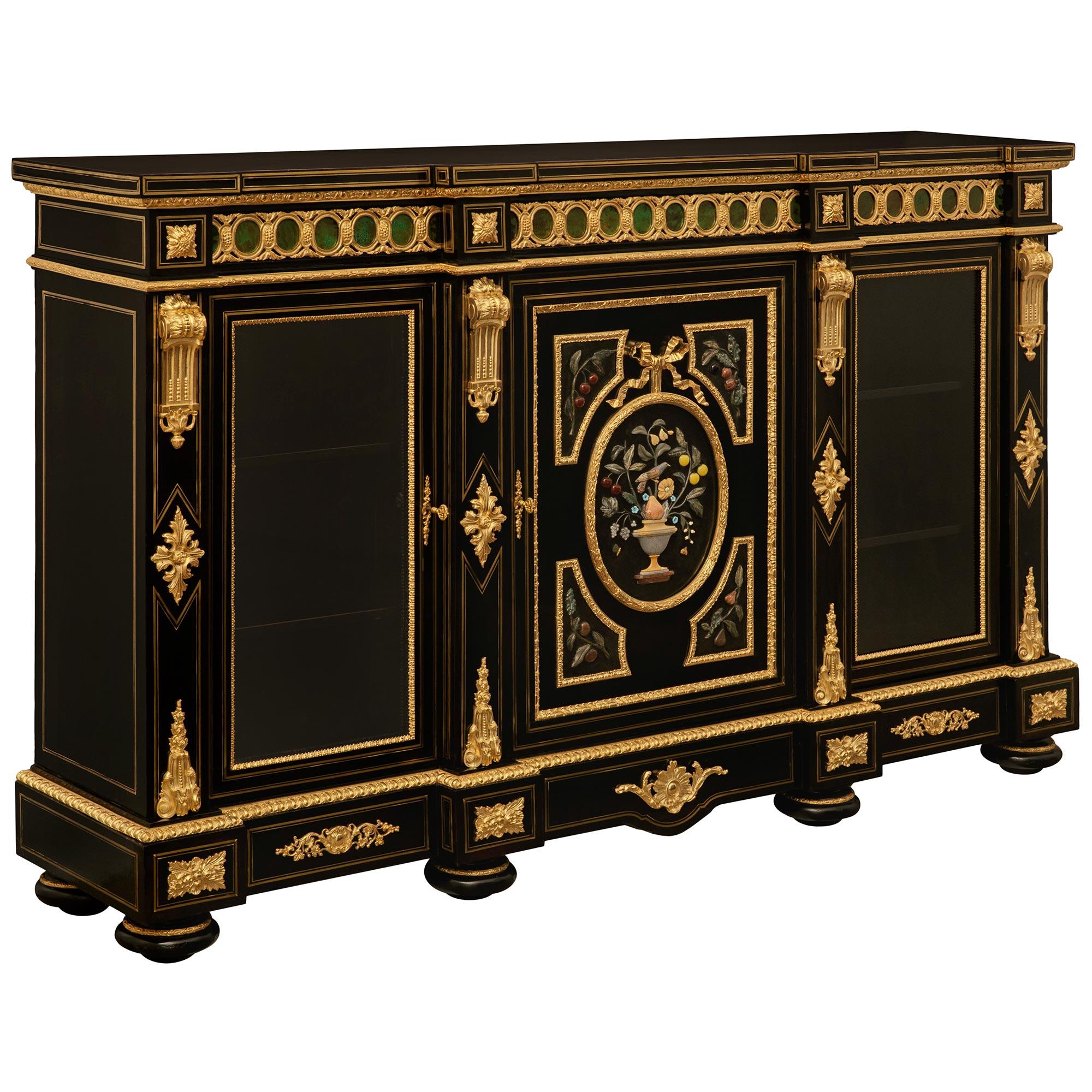 Vetrina francese del XIX secolo del periodo Napoleone III in ebano, ormolu e pietra dura In condizioni buone in vendita a West Palm Beach, FL