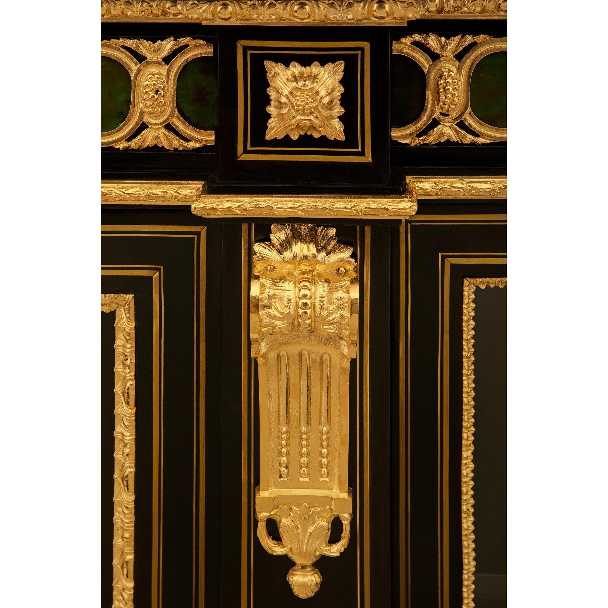 Vetrina francese del XIX secolo del periodo Napoleone III in ebano, ormolu e pietra dura in vendita 1