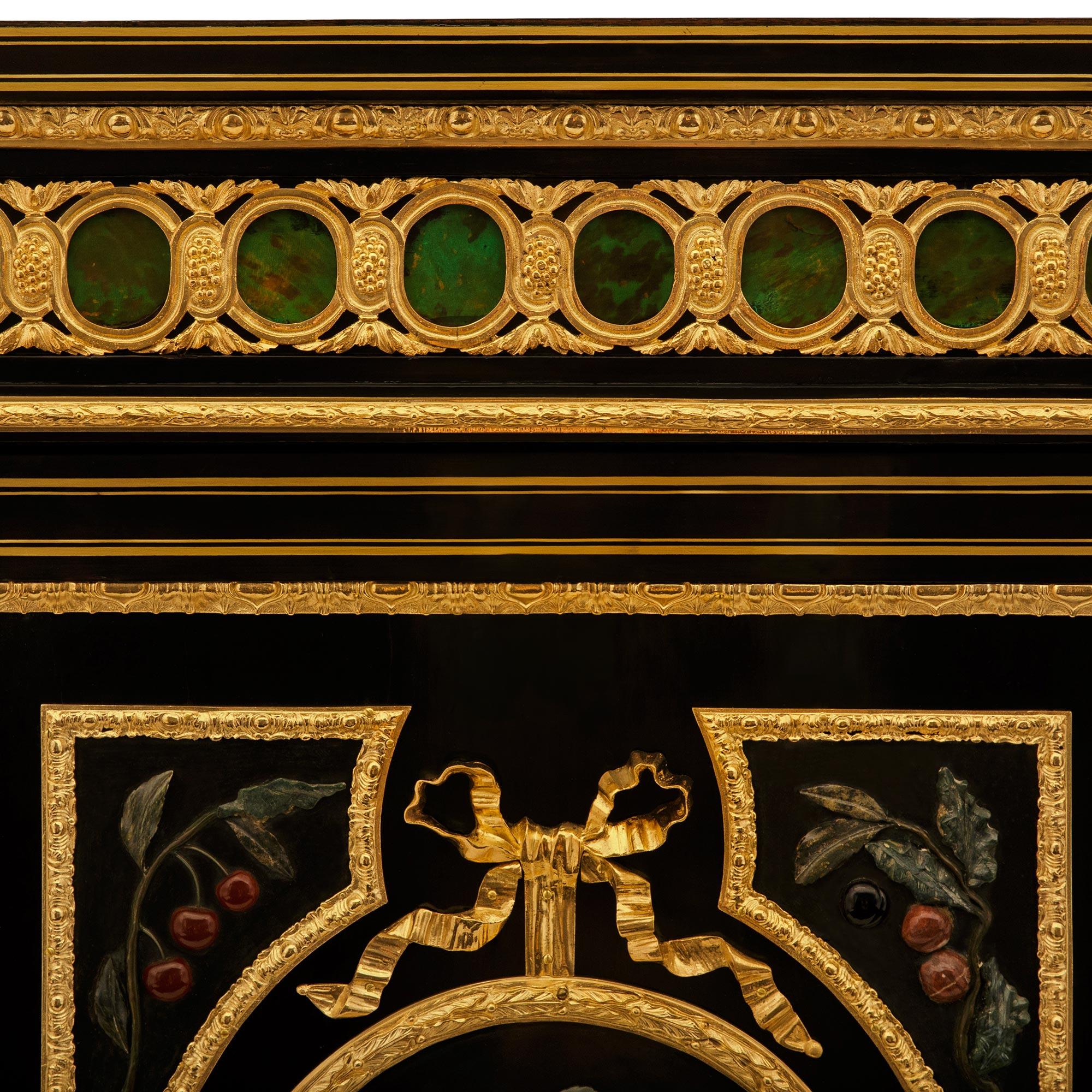 Vetrina francese del XIX secolo del periodo Napoleone III in ebano, ormolu e pietra dura in vendita 2