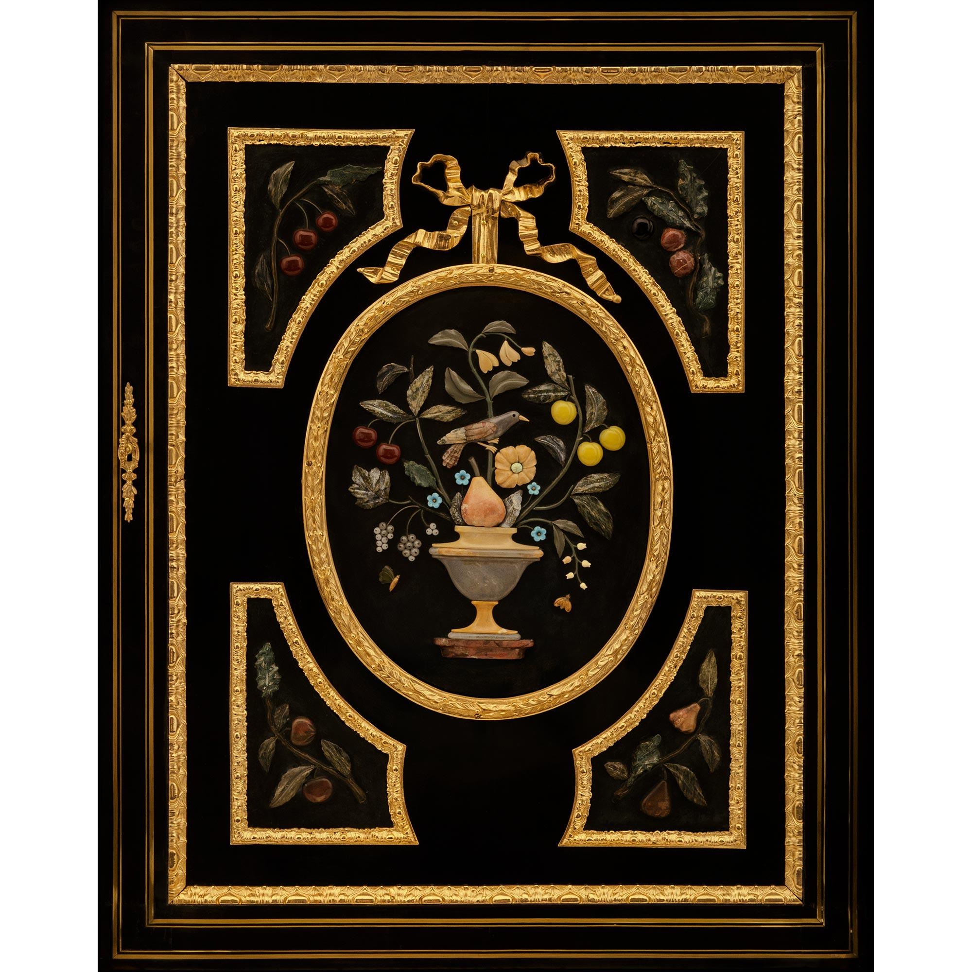 Vetrina francese del XIX secolo del periodo Napoleone III in ebano, ormolu e pietra dura in vendita 3
