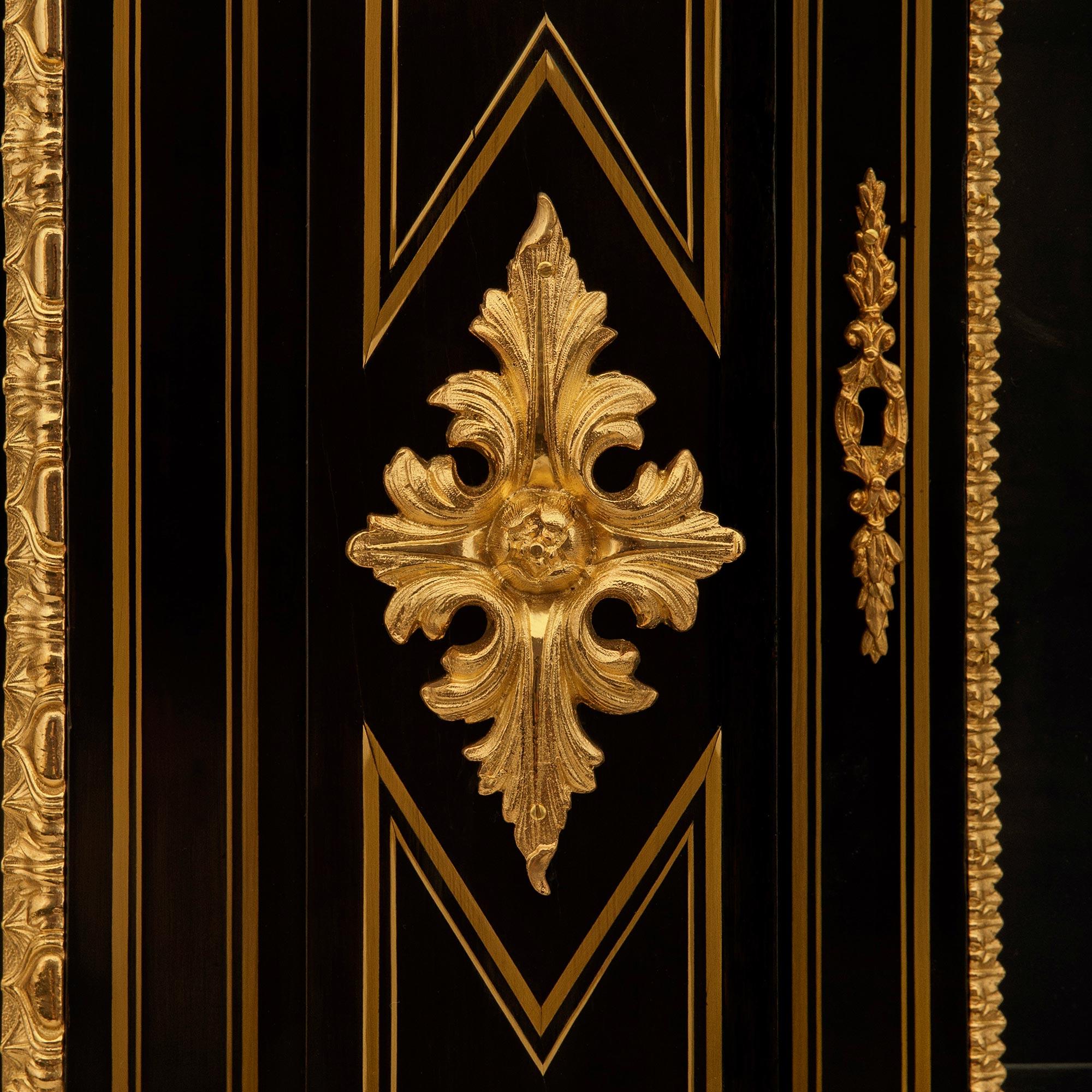 Vetrina francese del XIX secolo del periodo Napoleone III in ebano, ormolu e pietra dura in vendita 4