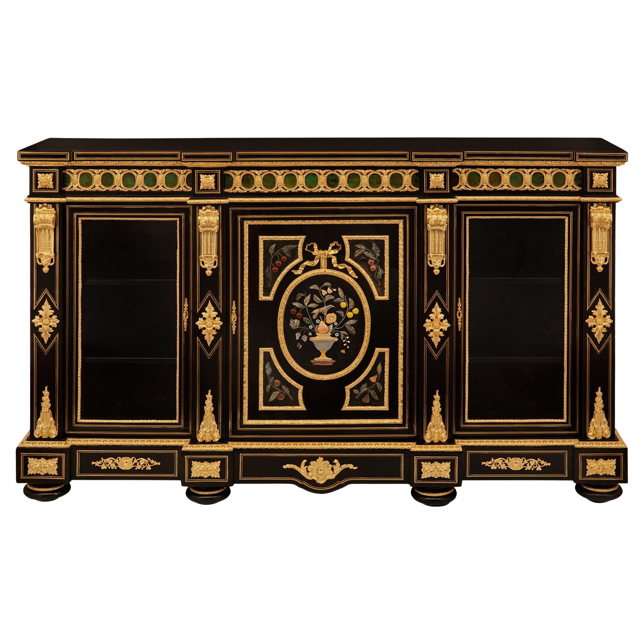 Vitrine en ébène, bronze doré et pierre dure d'époque Napoléon III (19e siècle)