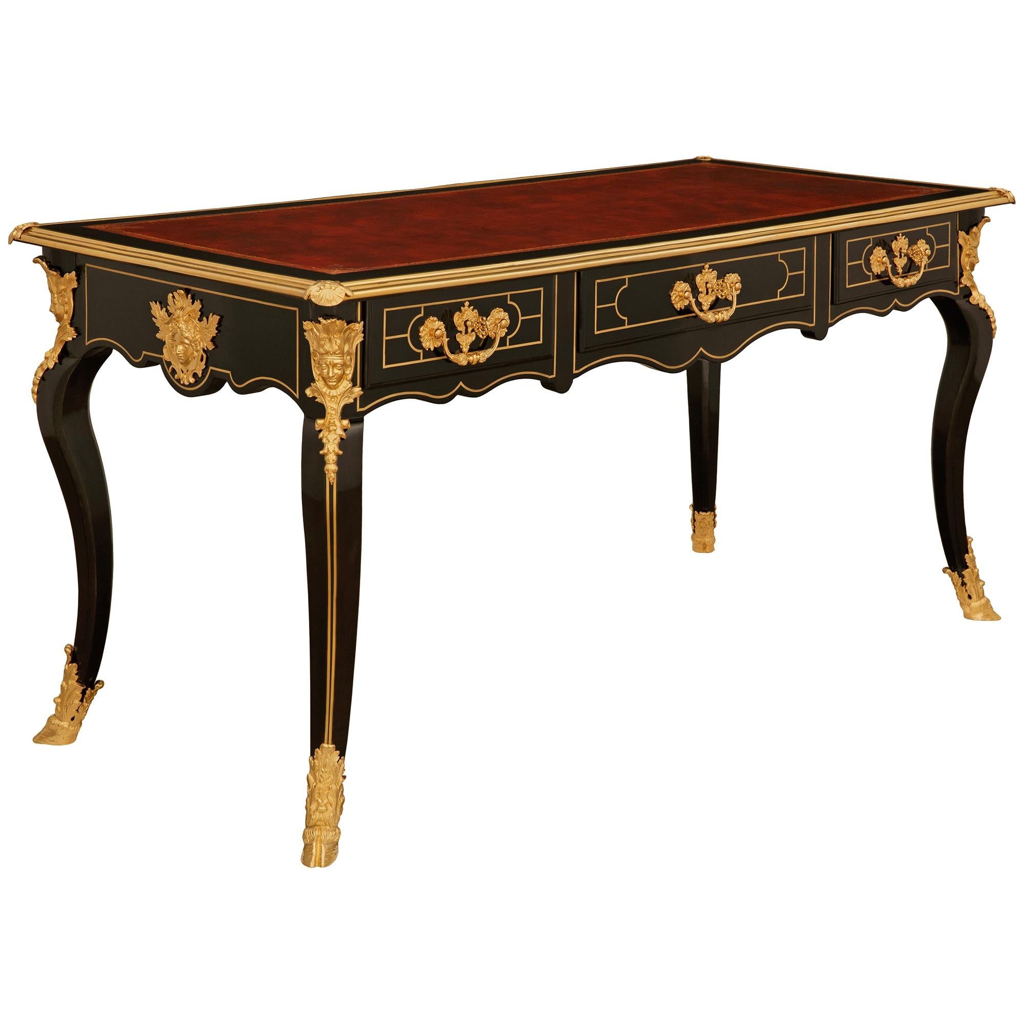 Francese Scrivania francese del XIX secolo del periodo di Napoleone III in legno di frutto e ormolu in vendita