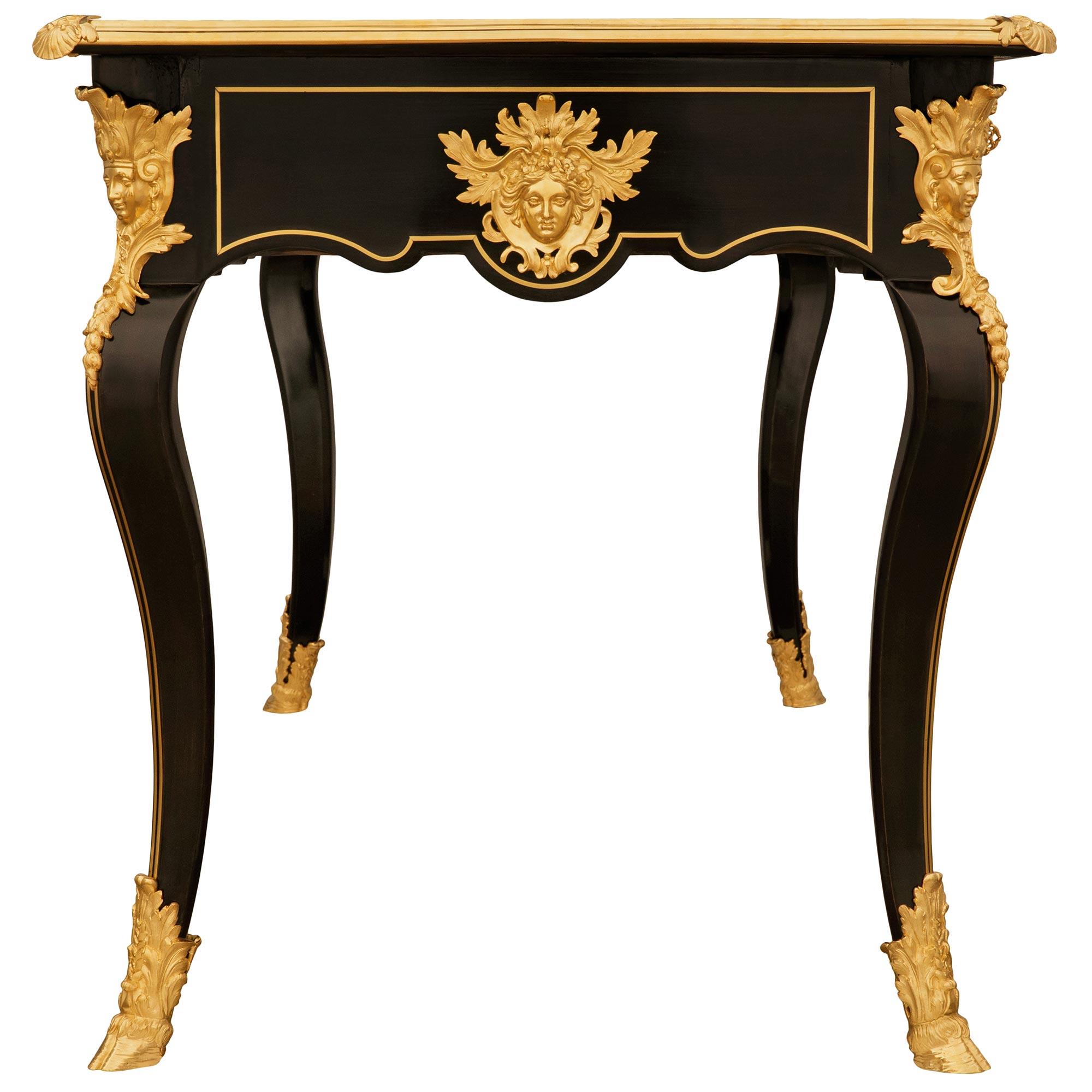 Pelle Scrivania francese del XIX secolo del periodo di Napoleone III in legno di frutto e ormolu in vendita