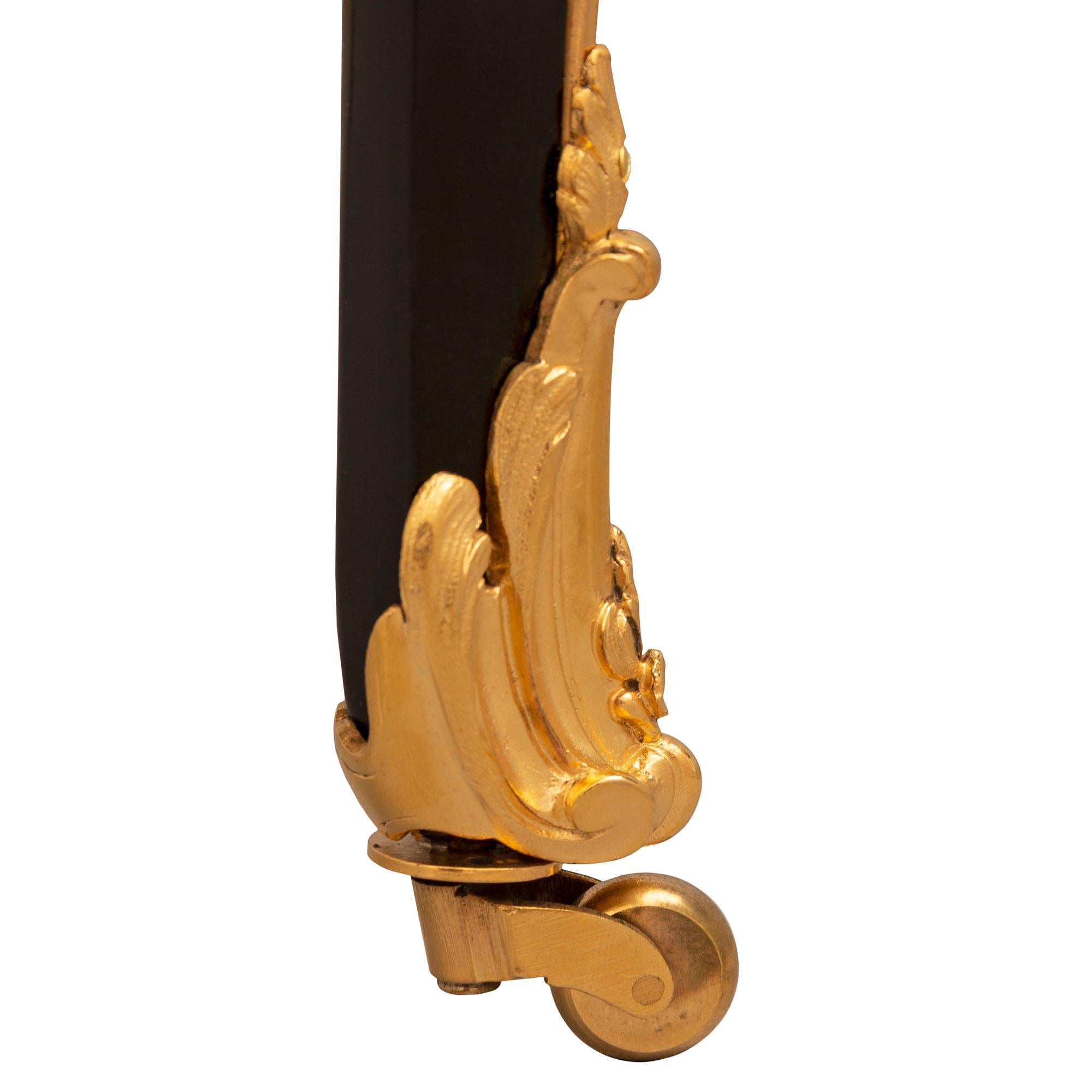 Table d'appoint française du 19ème siècle en laque noire japonaise d'époque Napoléon III en vente 4