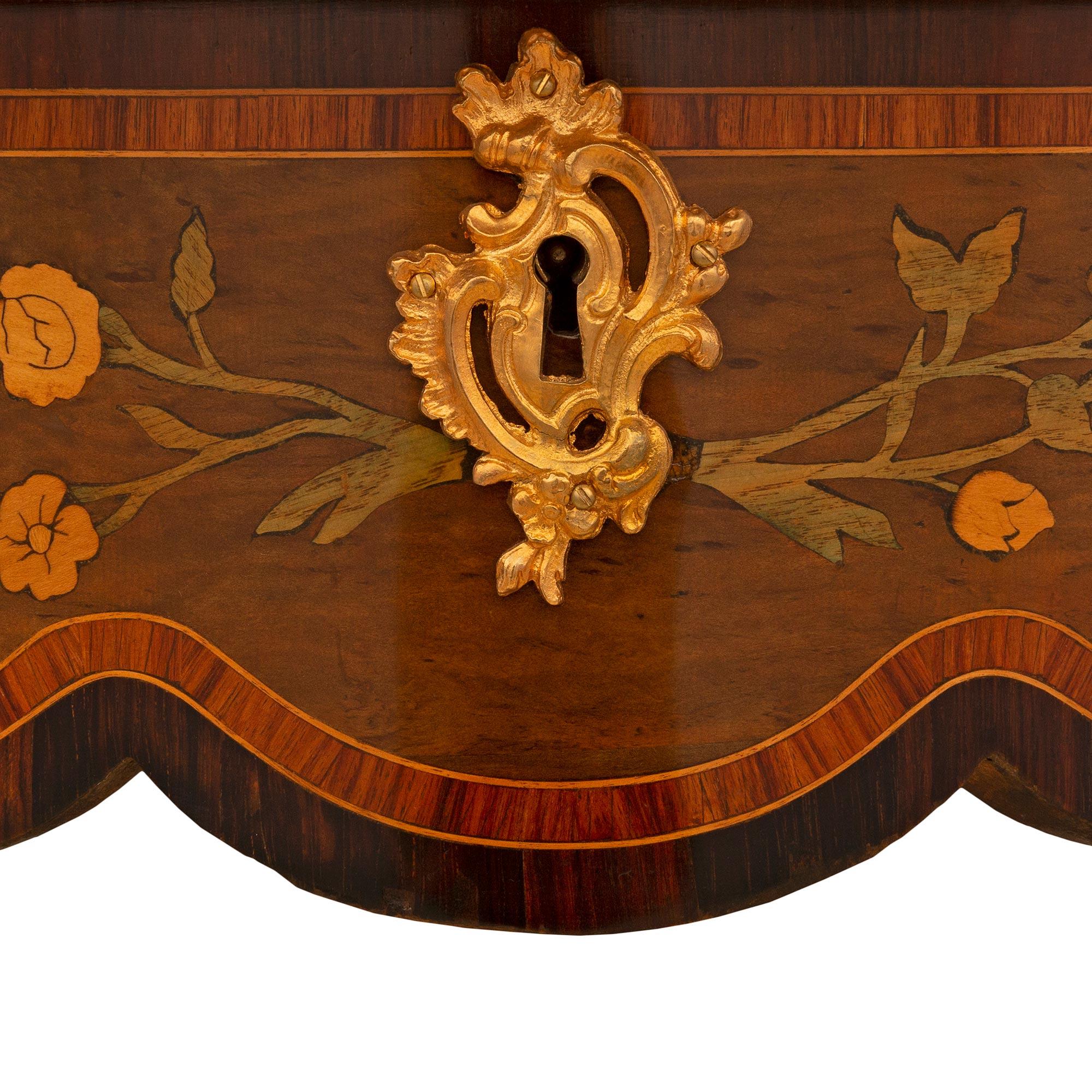 Table centrale française du XIXe siècle de style Louis XV d'époque Napoléon III en vente 3