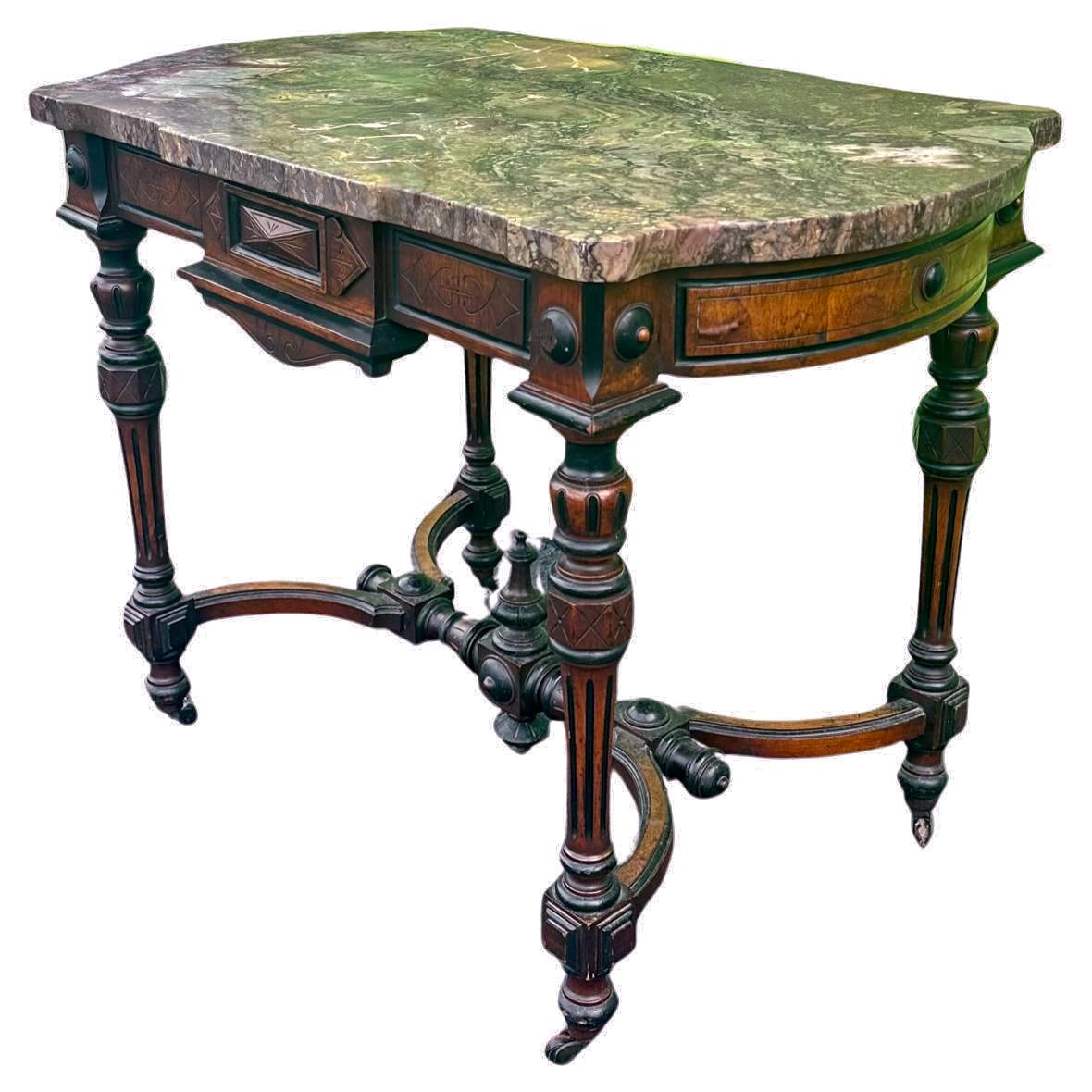 Französisch 19. Jahrhundert Napoleon III Periode Marmorplatte Tisch

Der antike Mitteltisch ist aus Nussbaum, ebonisiertem und exotischem Holz gefertigt. Die wunderschöne Originalplatte aus Rouge Royal-Marmor krönt diesen herrlichen Tisch. Er steht