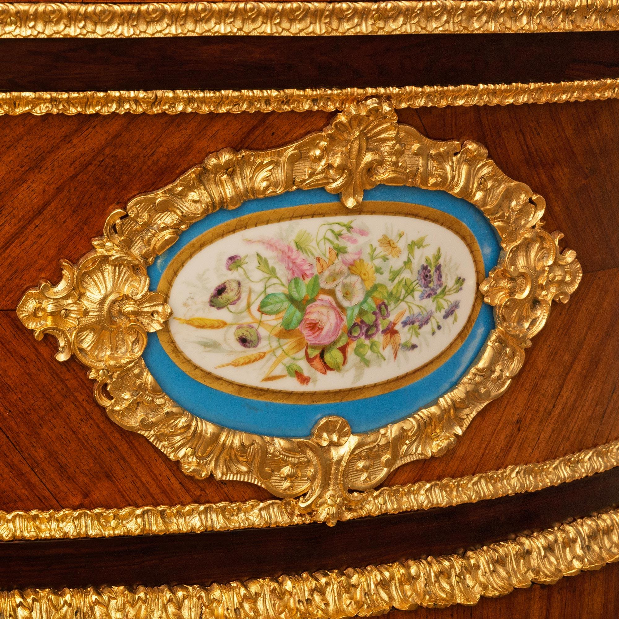 Fioriera francese del XIX secolo del periodo Napoleone III in Wood, porcellana e ormolu in vendita 5