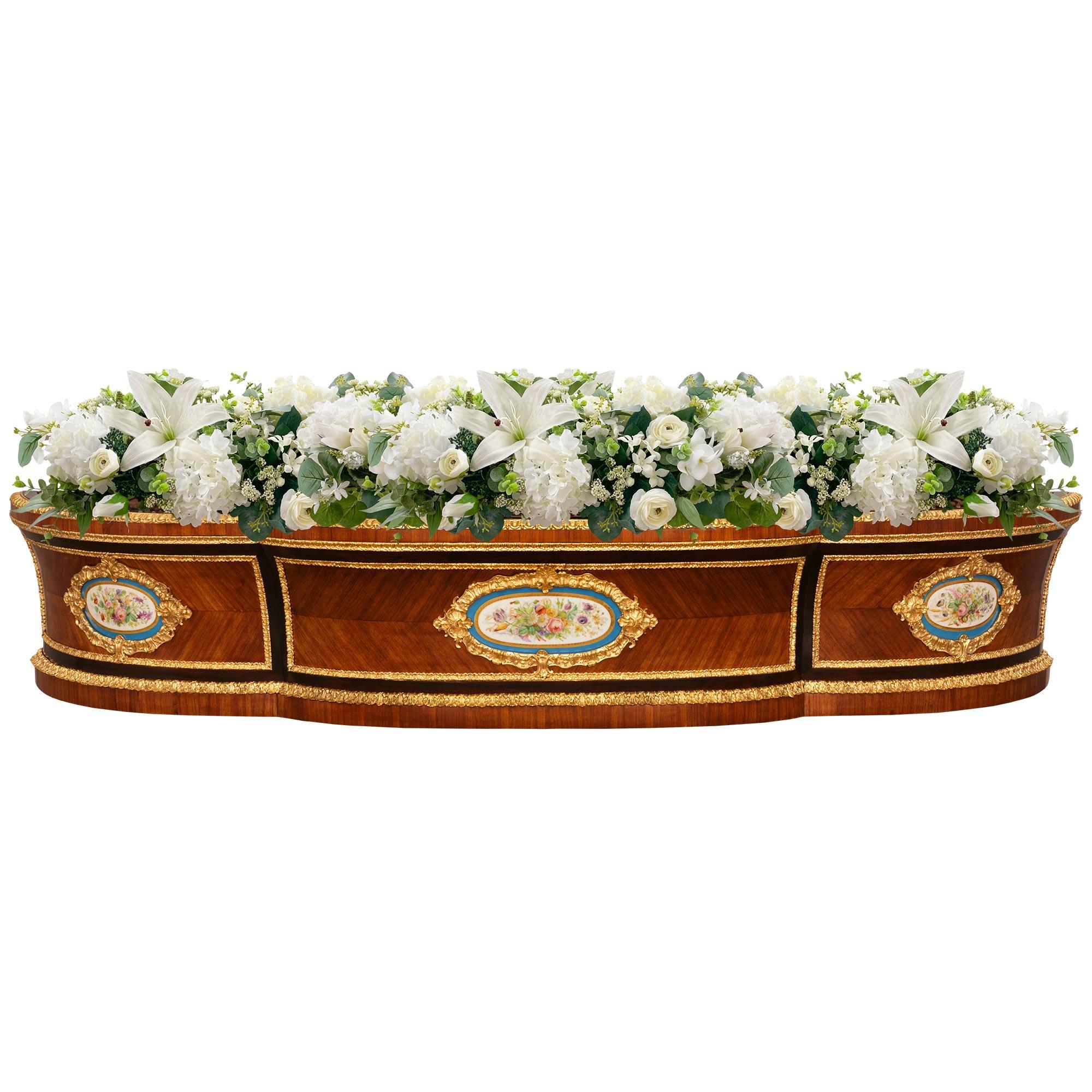 Una splendida fioriera Jardinière di alta qualità del XIX secolo in legno di tulipano, Kingwood, porcellana di Sévres e Ormolu. Questa imponente fioriera a tre sezioni poggia sulla sua splendida base in legno di tulipano. La fioriera presenta una