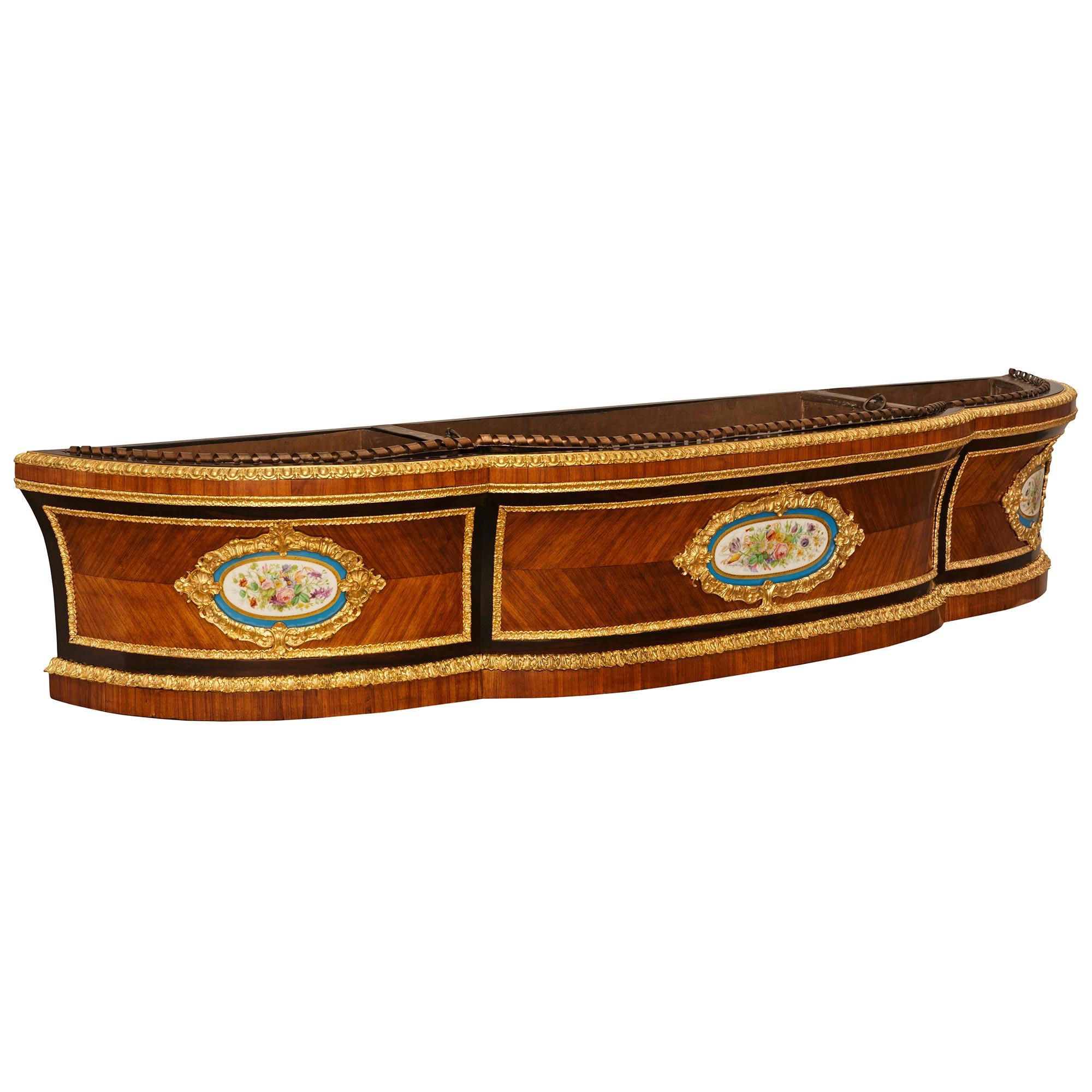 Fioriera francese del XIX secolo del periodo Napoleone III in Wood, porcellana e ormolu in vendita 1