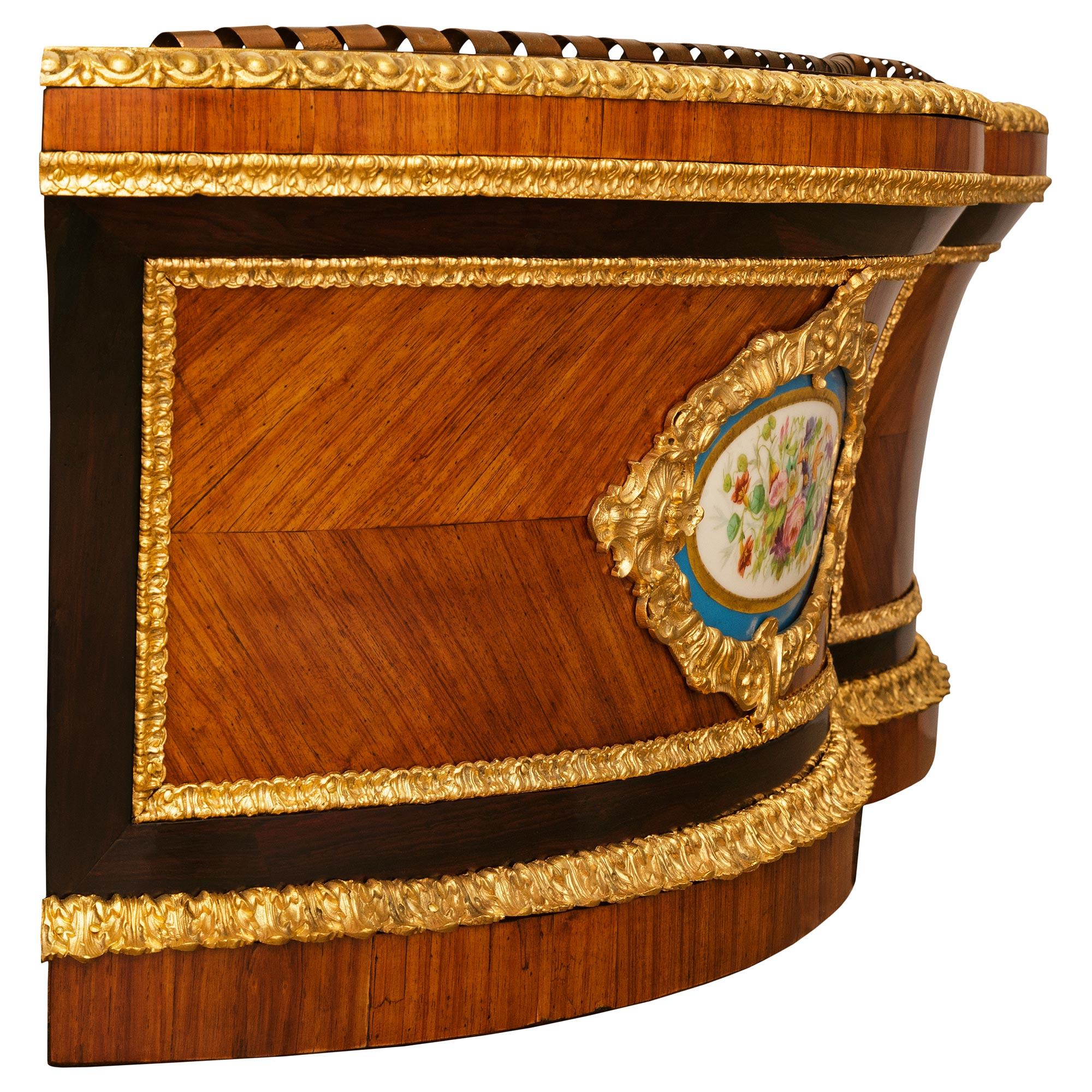 Fioriera francese del XIX secolo del periodo Napoleone III in Wood, porcellana e ormolu in vendita 2