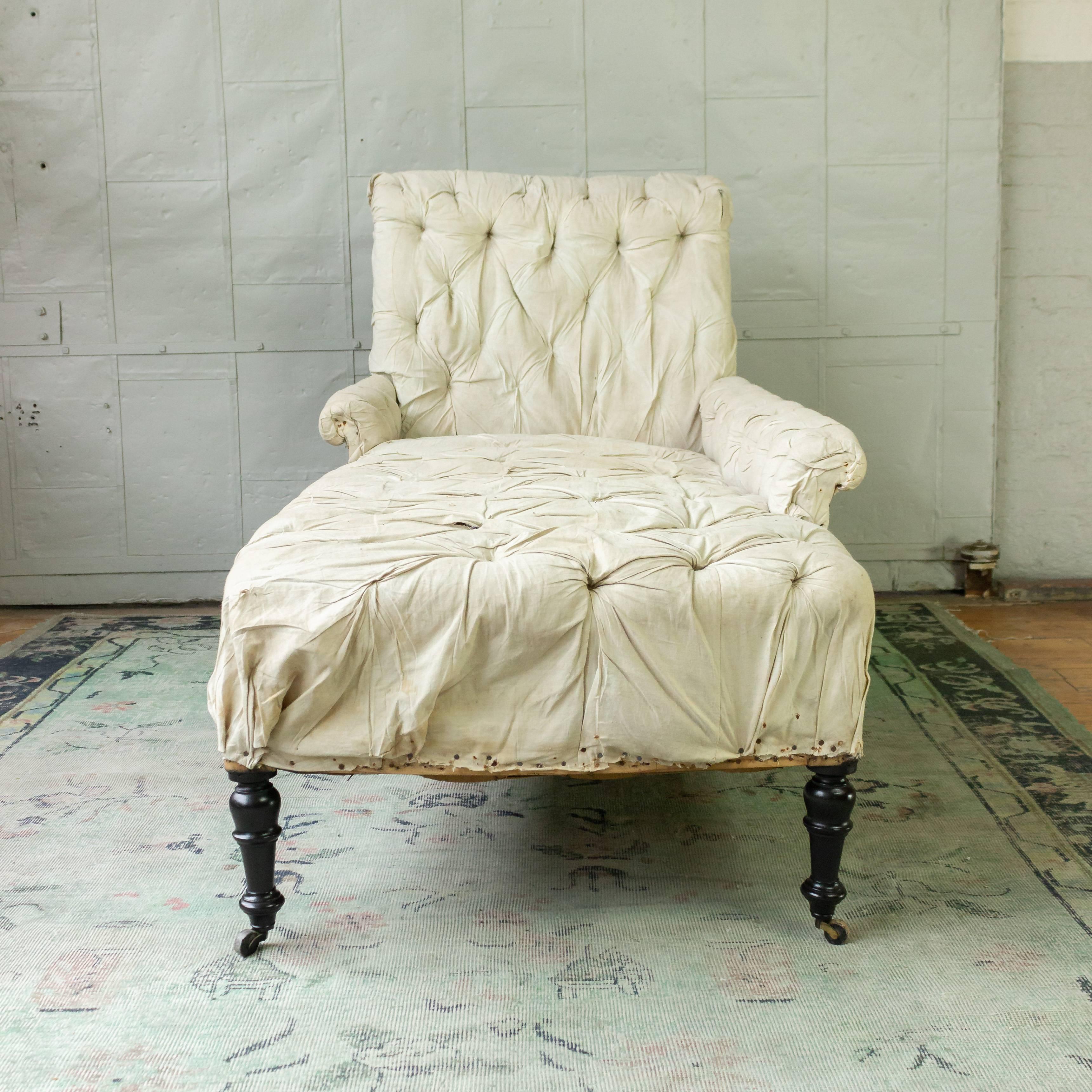 French 19th Century Napoleon III Tufted Chaise Longue with Extended Left Arm 3