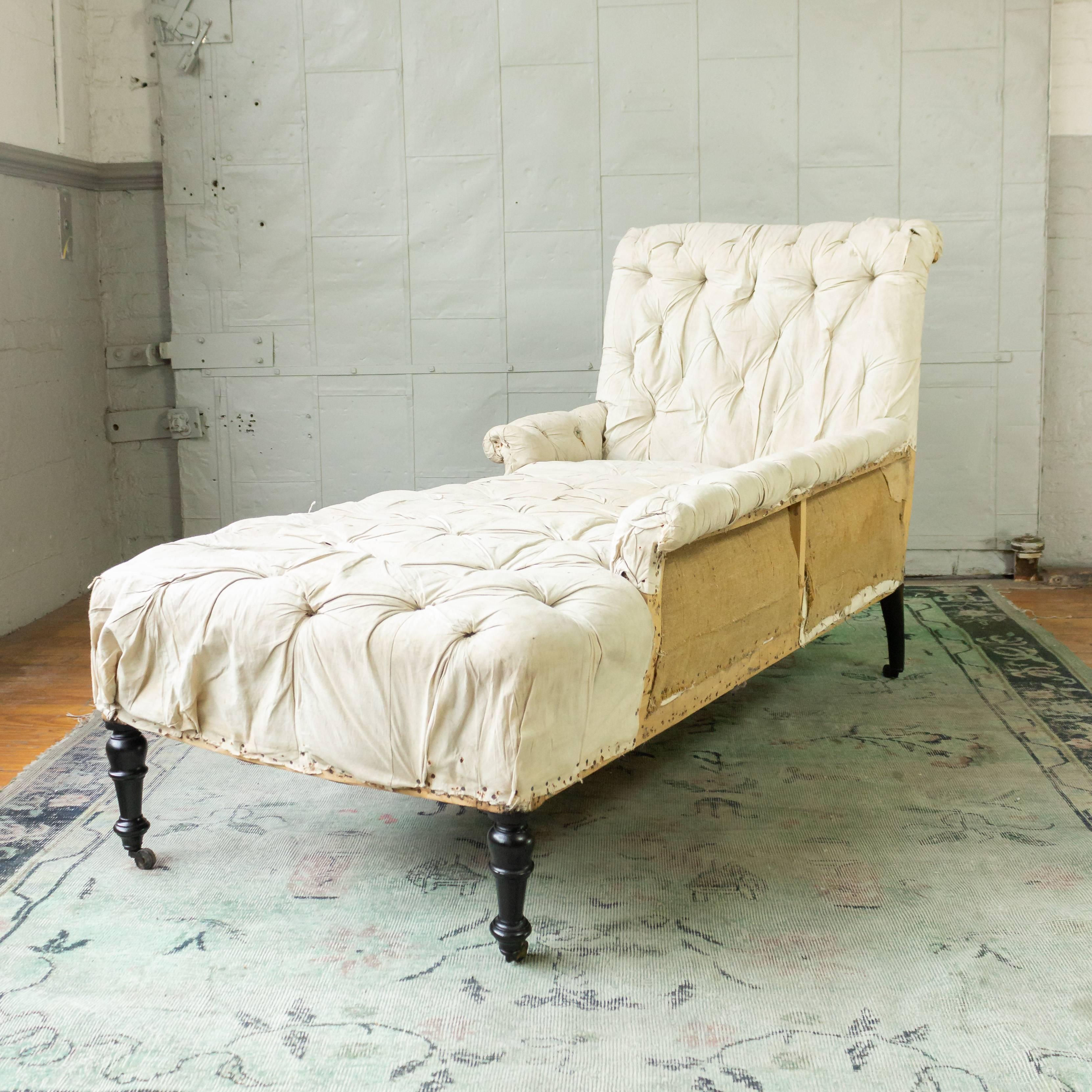 French 19th Century Napoleon III Tufted Chaise Longue with Extended Left Arm 4