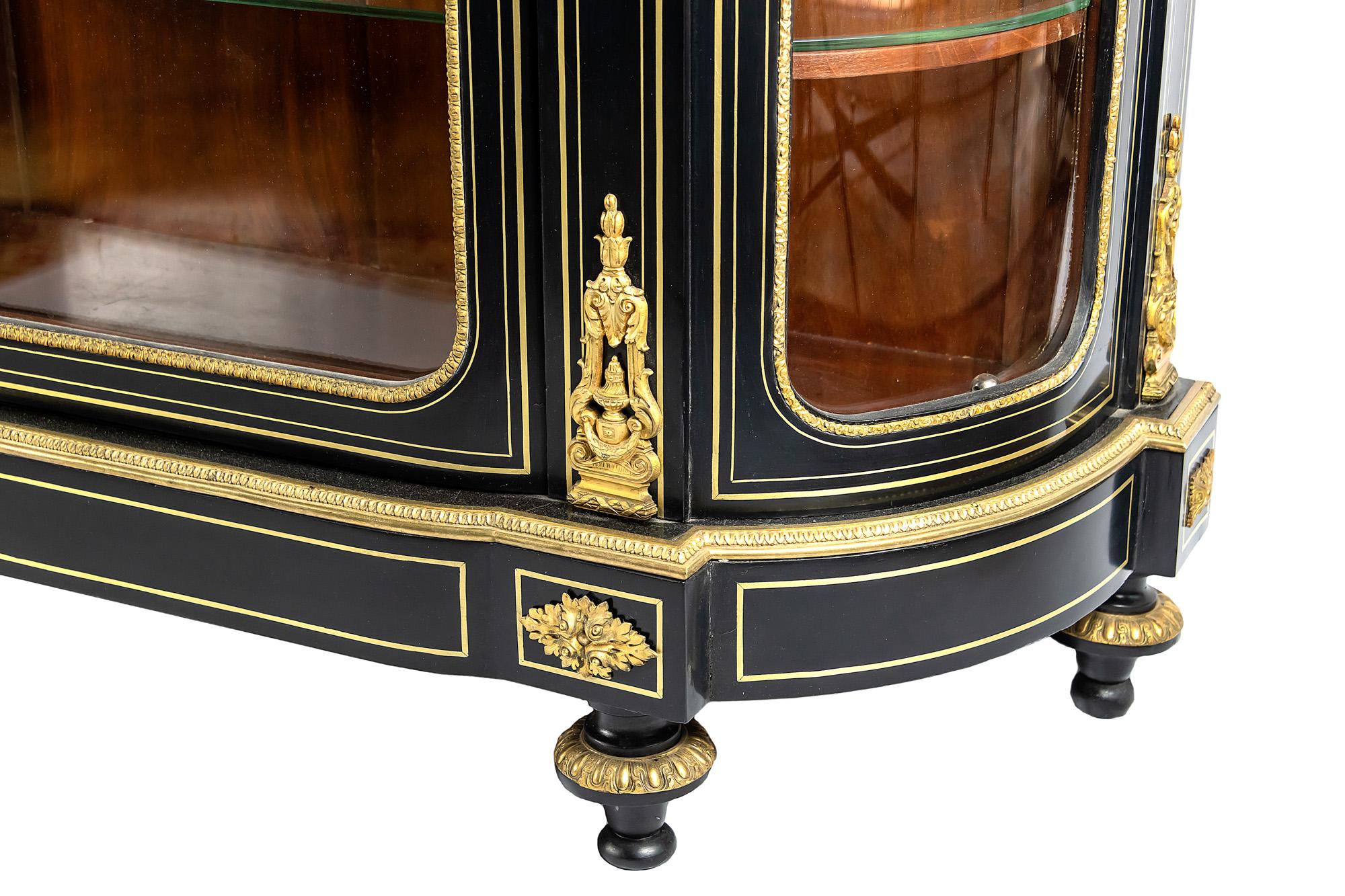 French 19th Century Napoleon III Vitrine Cabinet In Good Condition For Sale In Vilnius, LT