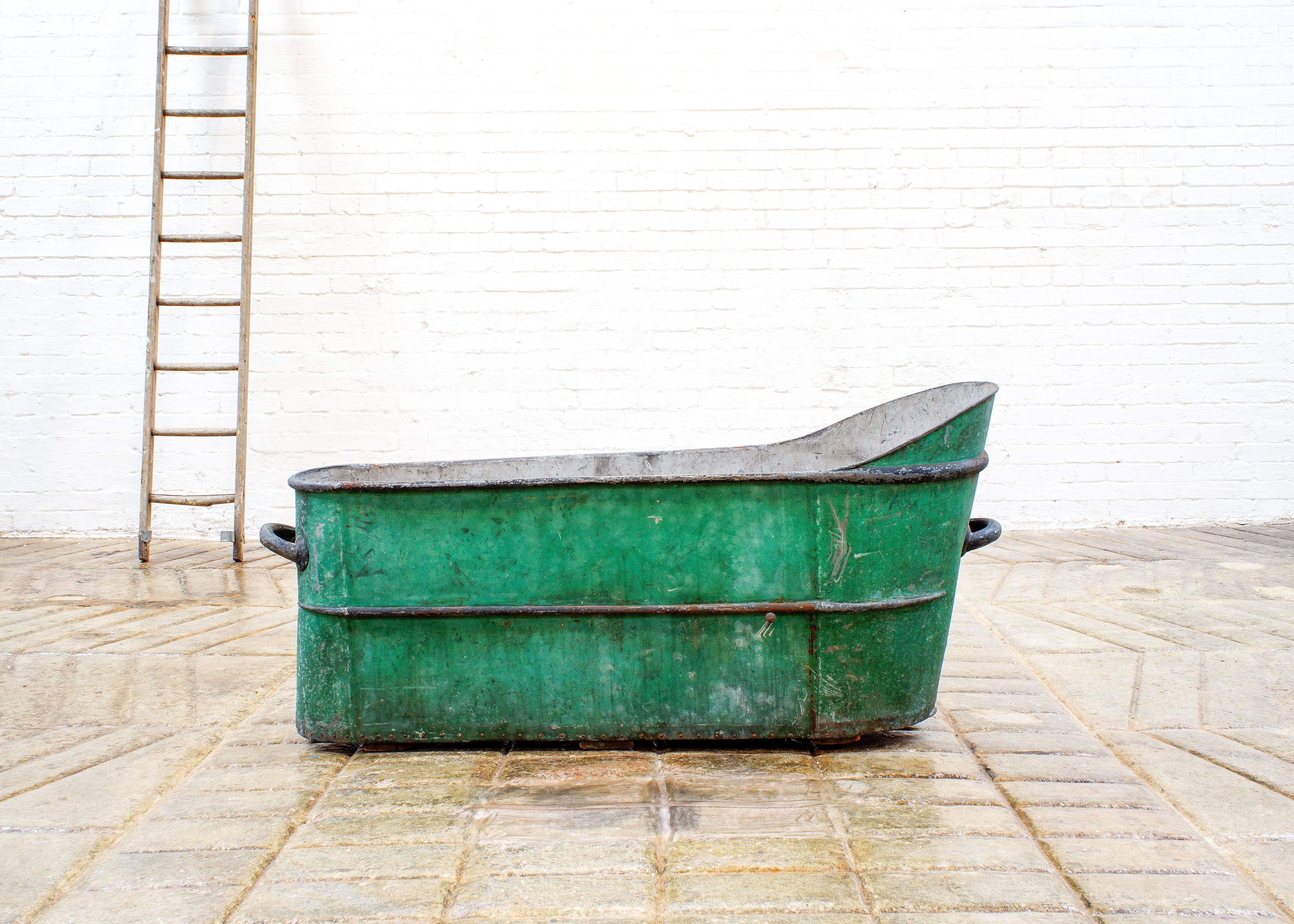 Französisches Zink aus dem 19. Jahrhundert mit originaler grüner Bemalung, das sich hervorragend als Übertopf für ein Gartenbad eignet. 

Diese prächtige Napoleon-III-Badewanne hat eine schöne patinierte grüne Oberfläche und zwei stabile Griffe.