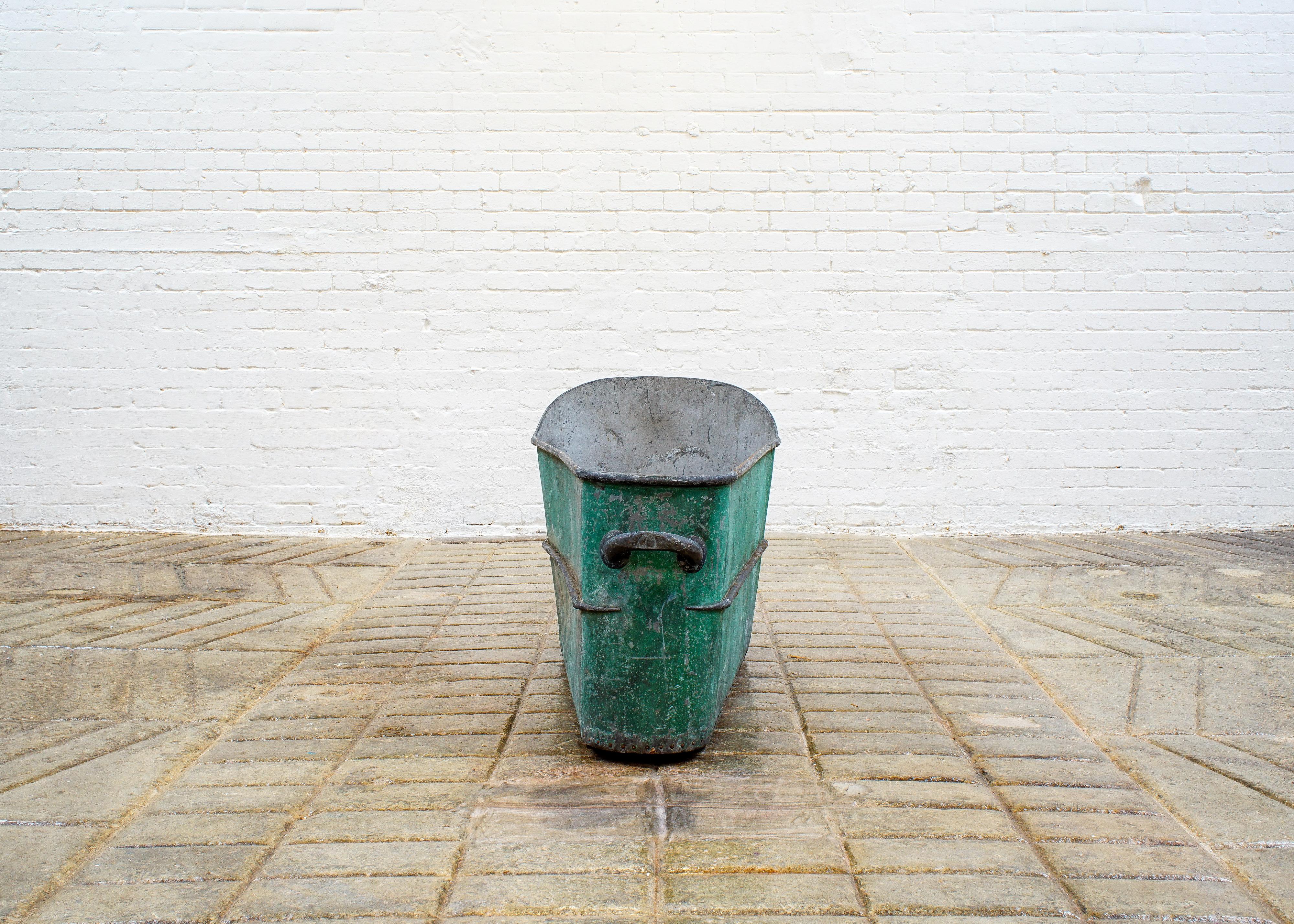 Französisch 19. Jahrhundert Napoleon III Zink bemalt grün Garten Bad Pflanzer (Französische Provence) im Angebot