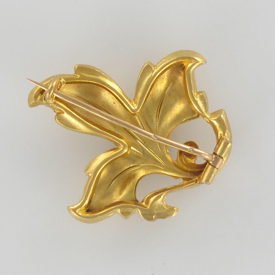 French 19th Century Natural Pearl 18 Karat Yellow Gold Lily Flower Brooch In Good Condition In Poitiers, FR