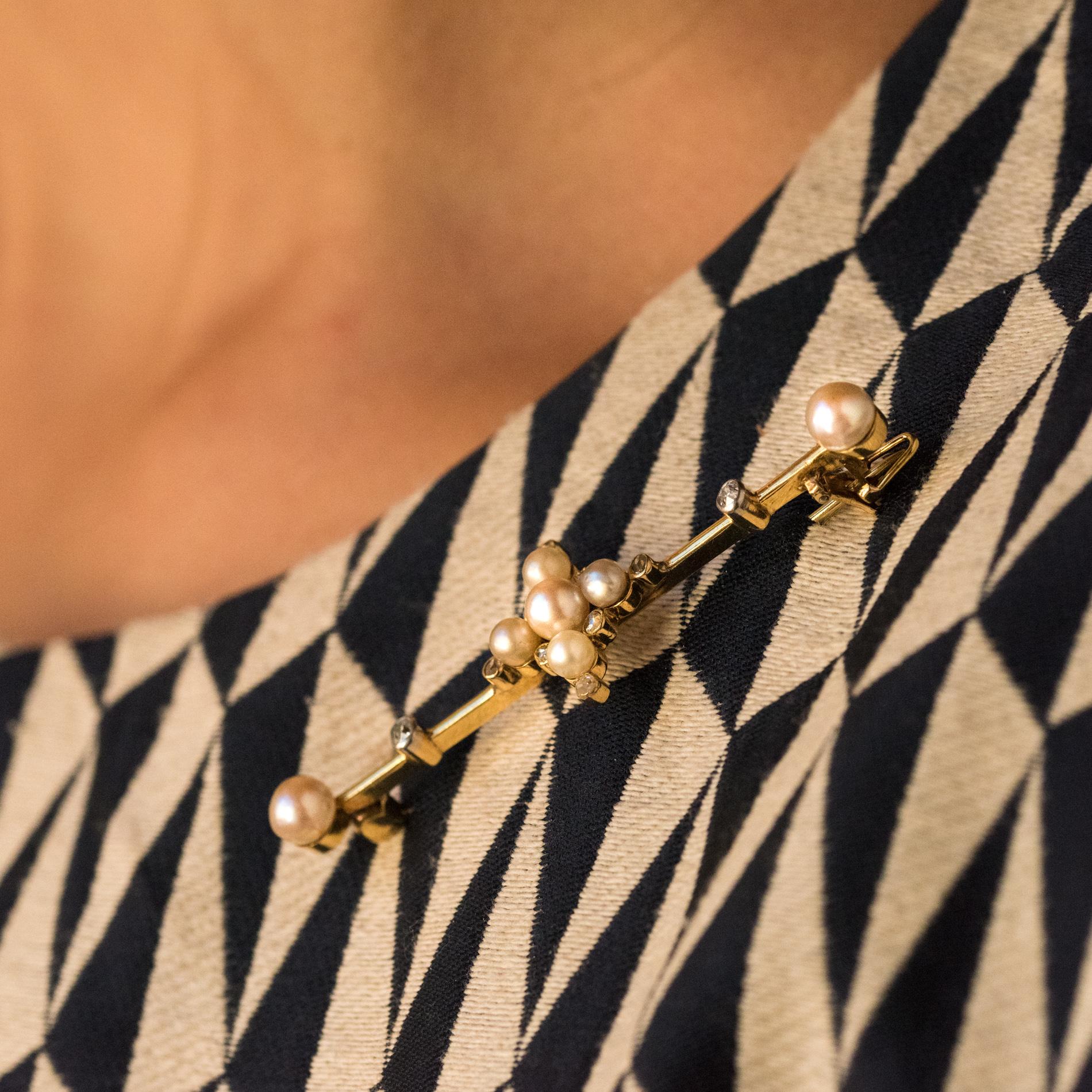 Natrliche Perlen-Anstecknadelbrosche aus 18 Karat Gelbgold aus dem 19. Jahrhundert im Angebot 1