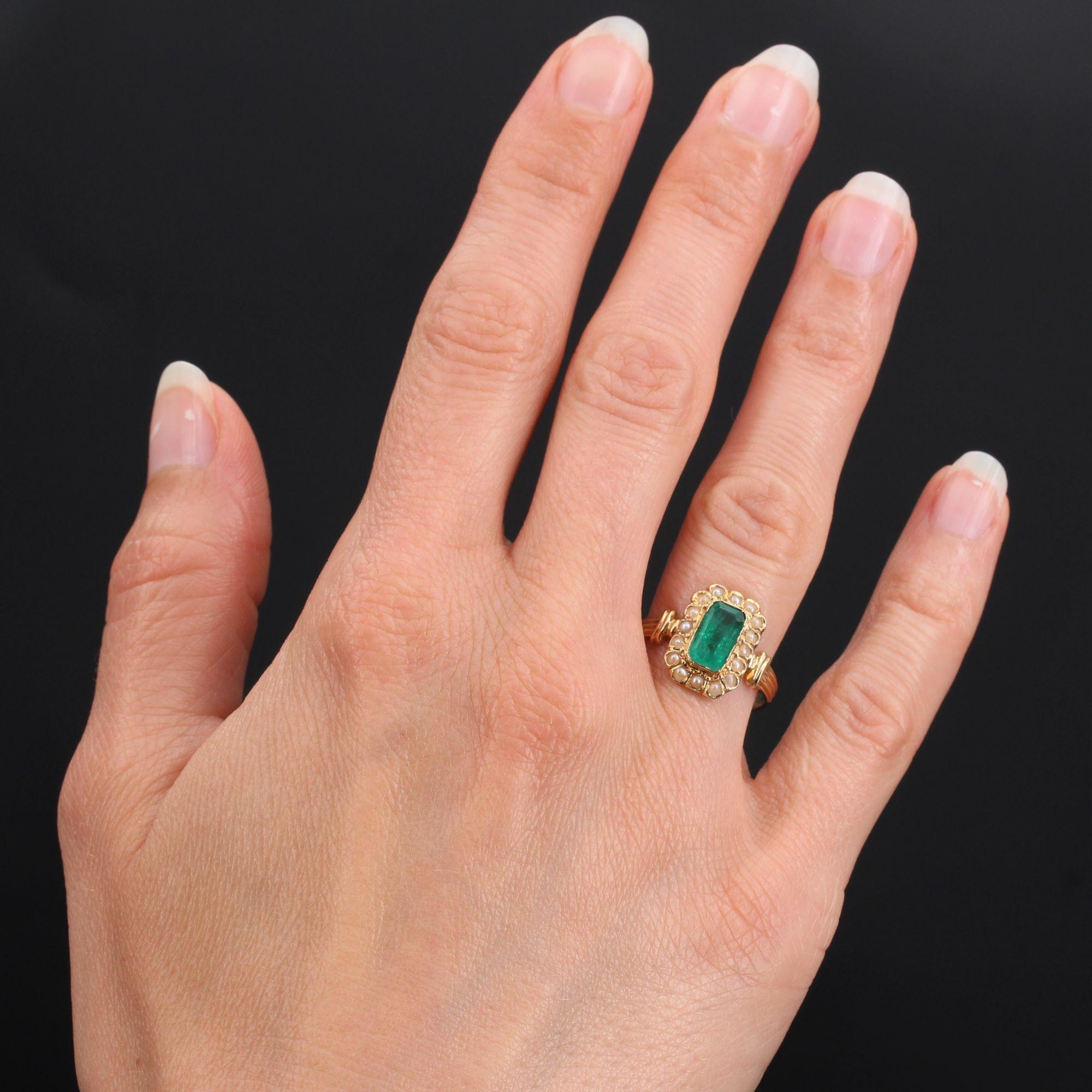 Ring in 18 karat yellow gold, eagle head hallmark.
Of rectangular shape, this charming antique ring is decorated on its top of an emerald degrees- cut, surrounded by natural half pearls. The grooved ring is held on each side by a double link.
Total