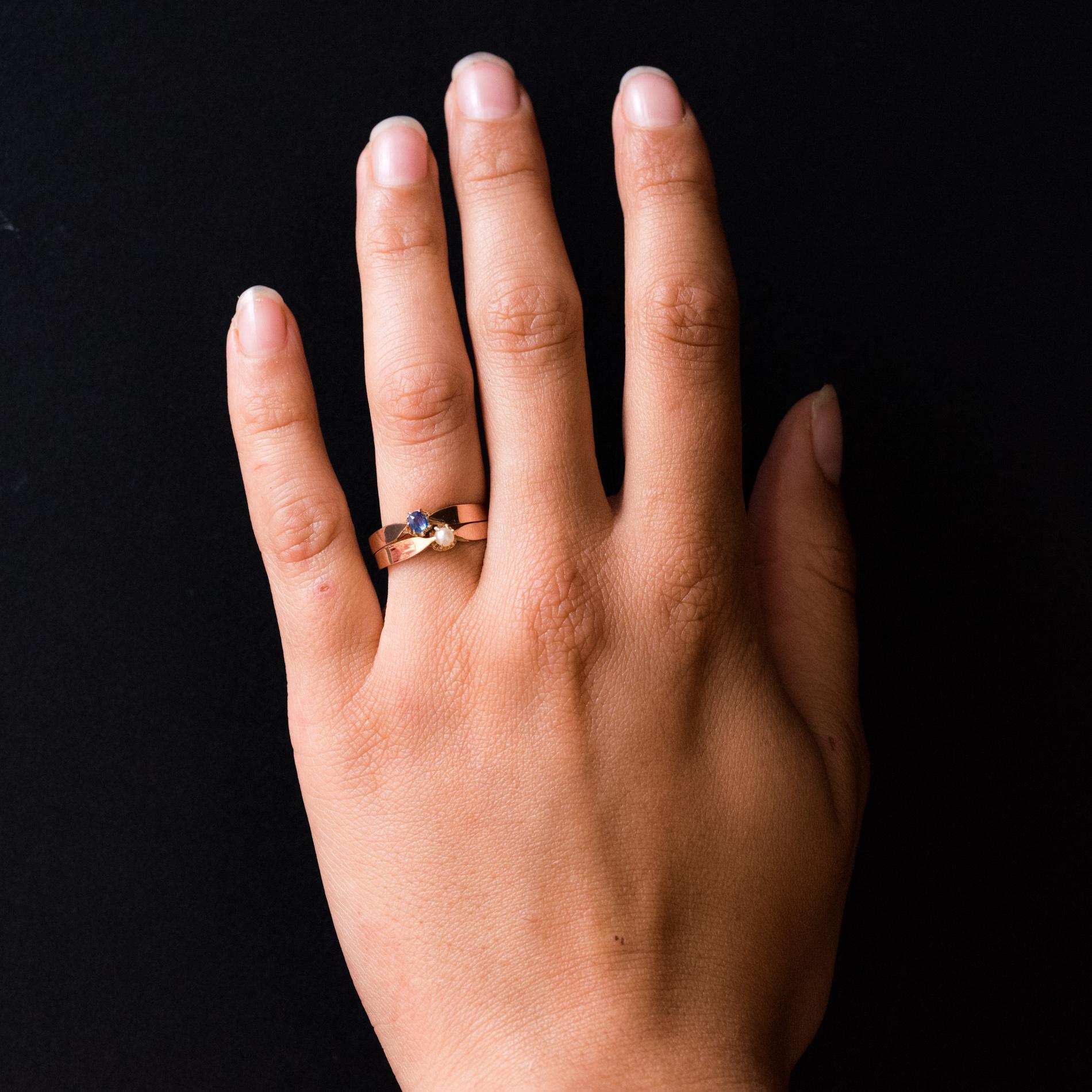 Ring aus 18 Karat Roségold.
Schöner antiker Charme-Ring, er besteht aus einem flachen Doppelring wie ein goldenes Band, das asymmetrisch eine natürliche Perle und einen Saphir im Kissenschliff auf seiner Oberseite hält.
Gewicht des Saphirs: etwa