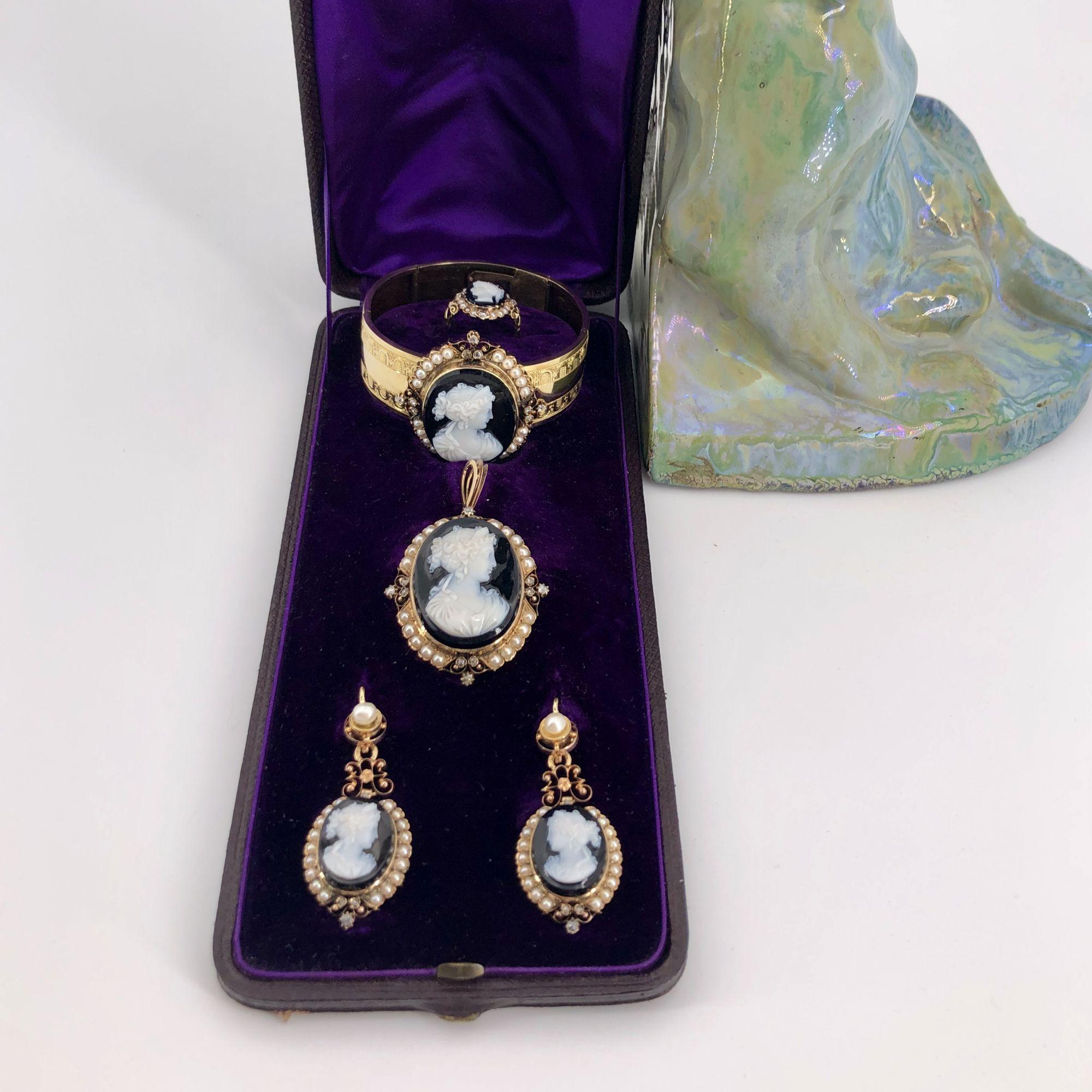 Taille coussin antique Parure came franaise du 19me sicle en perles naturelles, diamants et onyx en vente