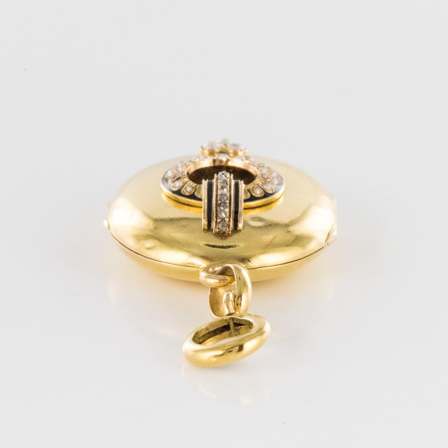 French 19th Century Natural Pearls Enamel 18 Karat Yellow Gold Medallion 5