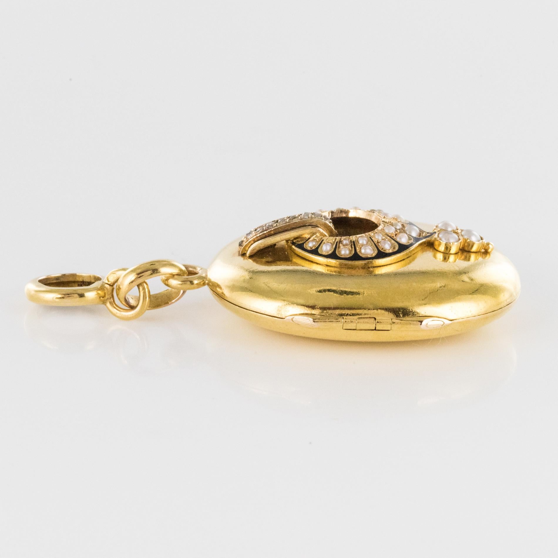 French 19th Century Natural Pearls Enamel 18 Karat Yellow Gold Medallion 7