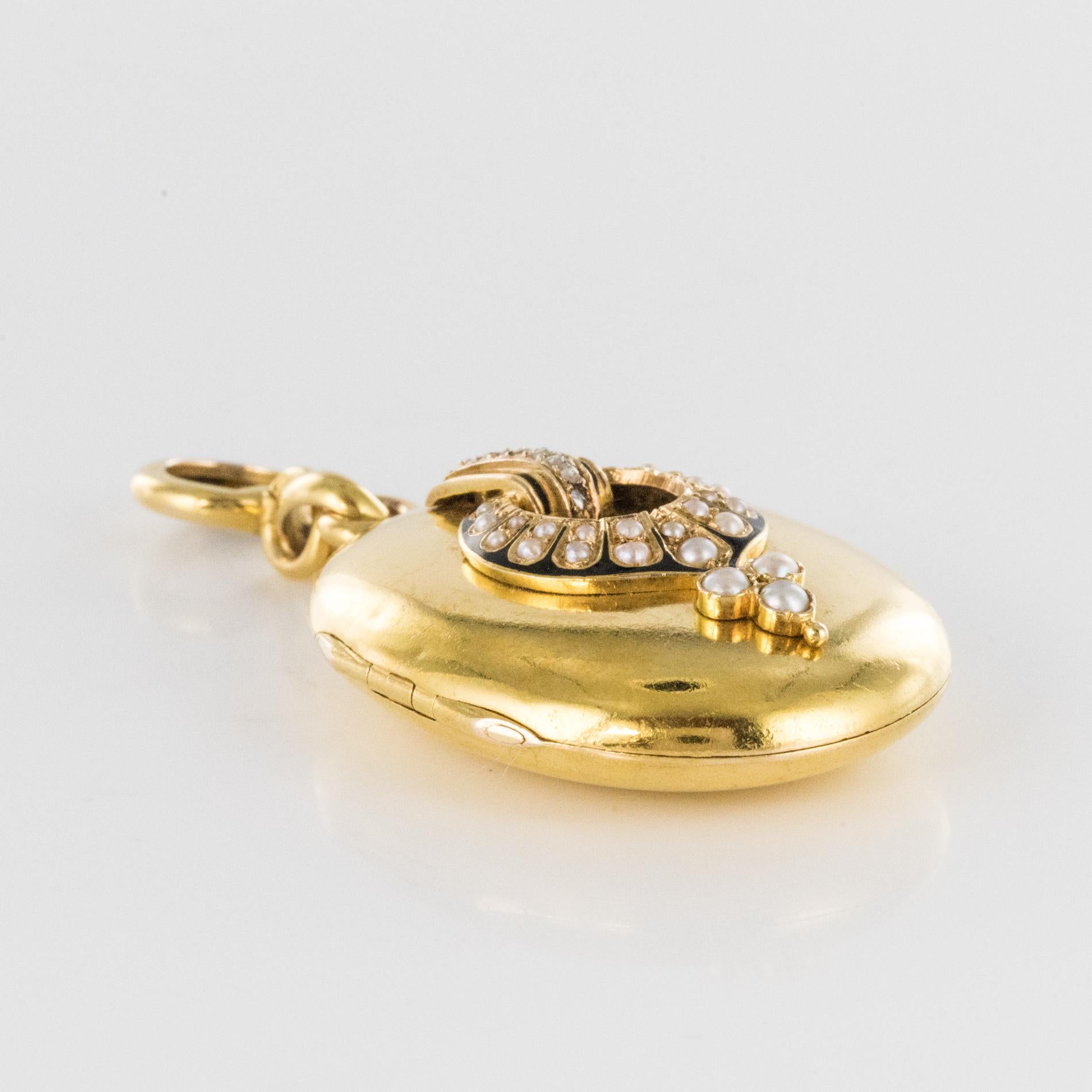French 19th Century Natural Pearls Enamel 18 Karat Yellow Gold Medallion 8