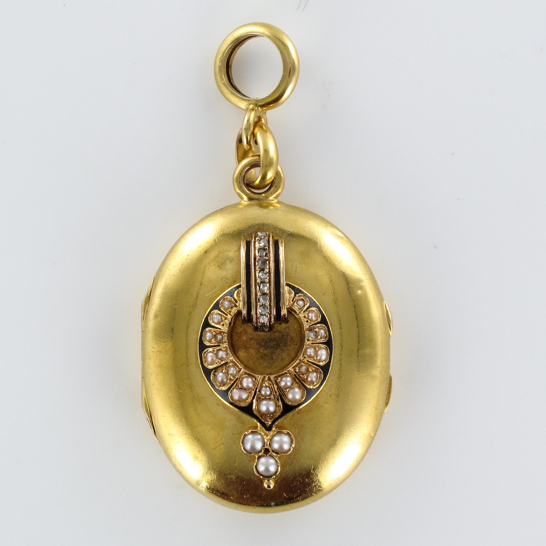 French 19th Century Natural Pearls Enamel 18 Karat Yellow Gold Medallion 10