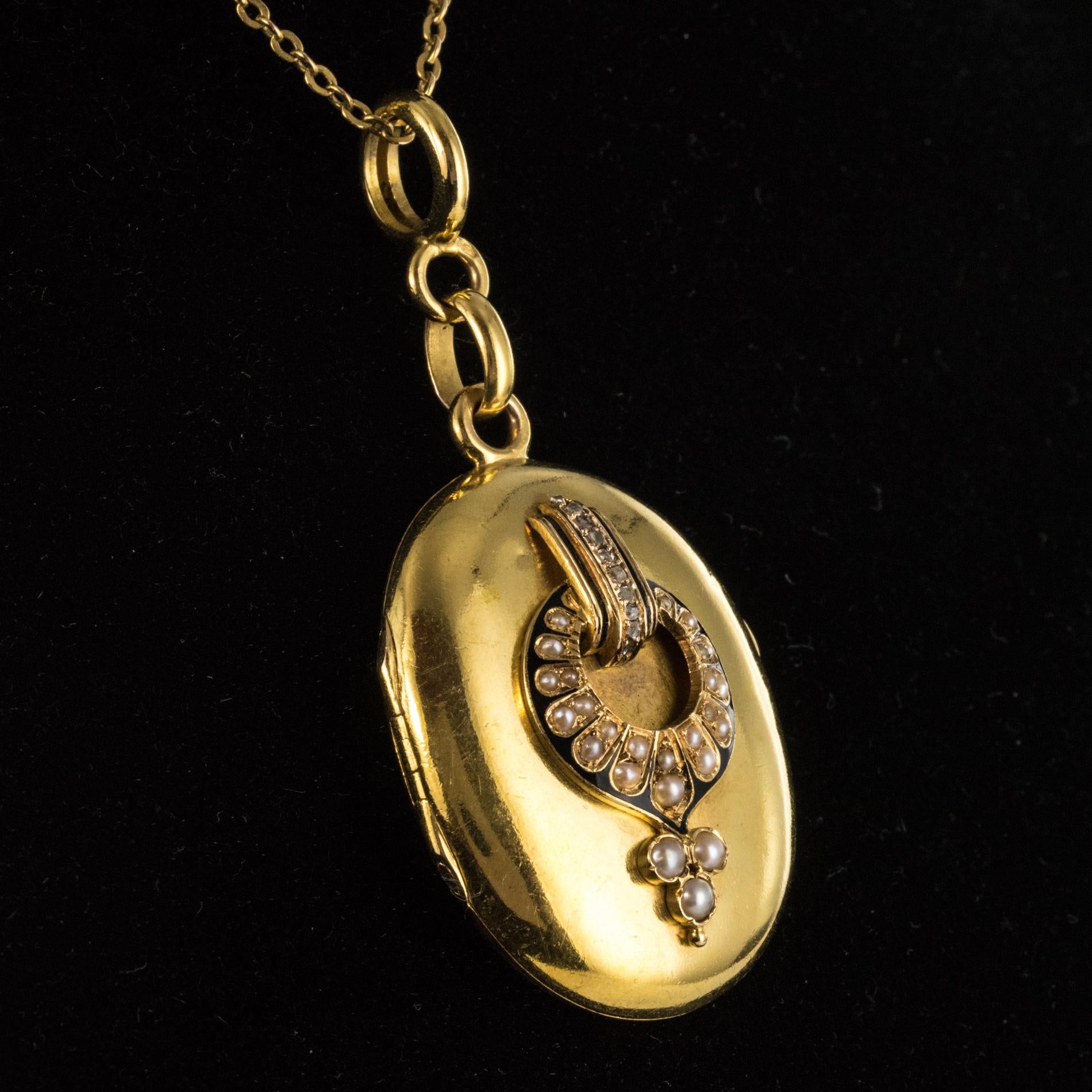 French 19th Century Natural Pearls Enamel 18 Karat Yellow Gold Medallion In Good Condition In Poitiers, FR