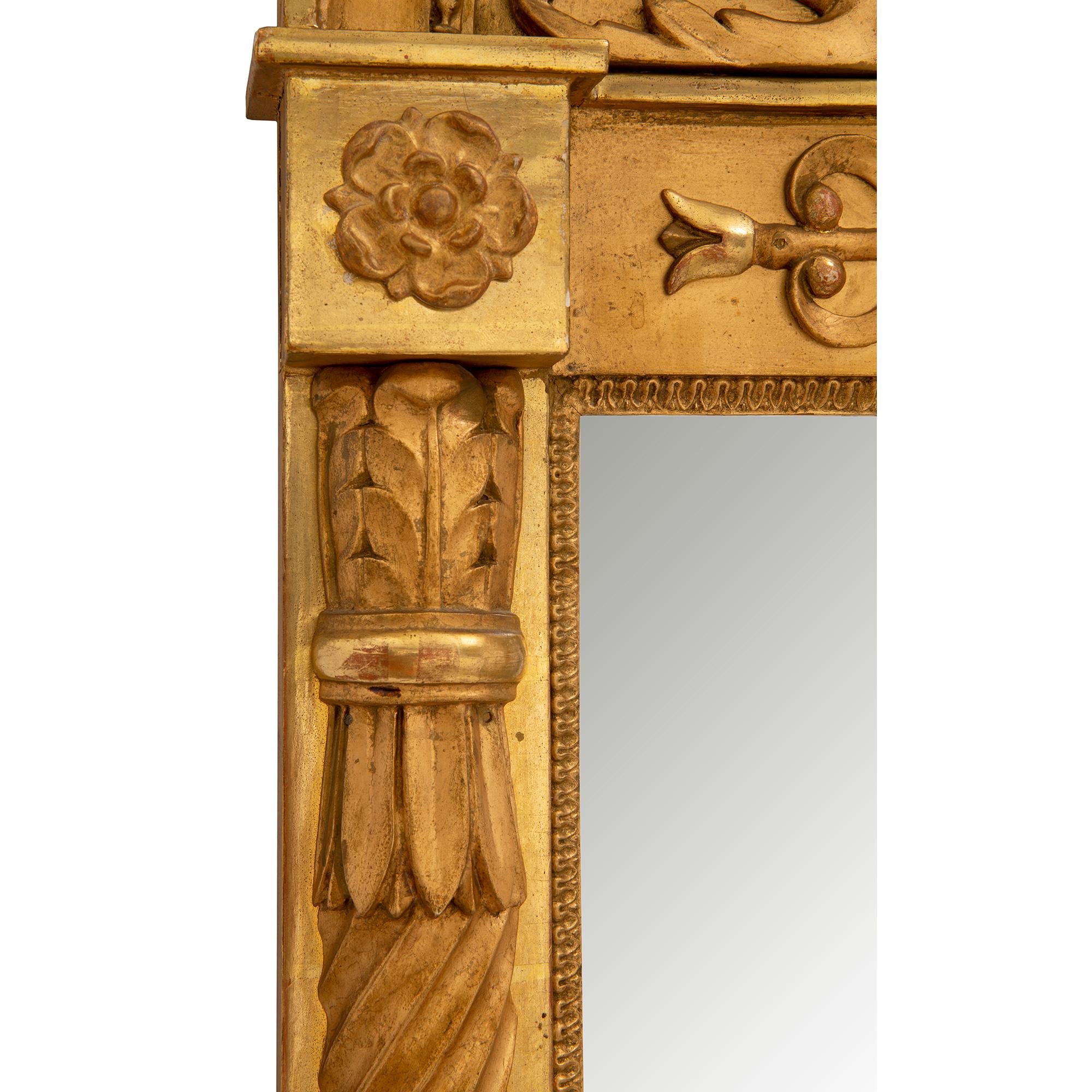 Specchio in legno dorato neoclassico francese del XIX secolo in vendita 1