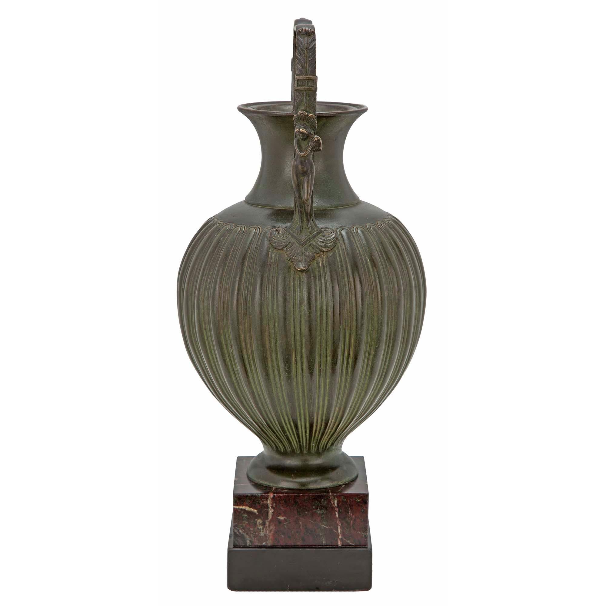 Francese Urna neoclassica francese del XIX secolo in bronzo patinato color Verdigris in vendita
